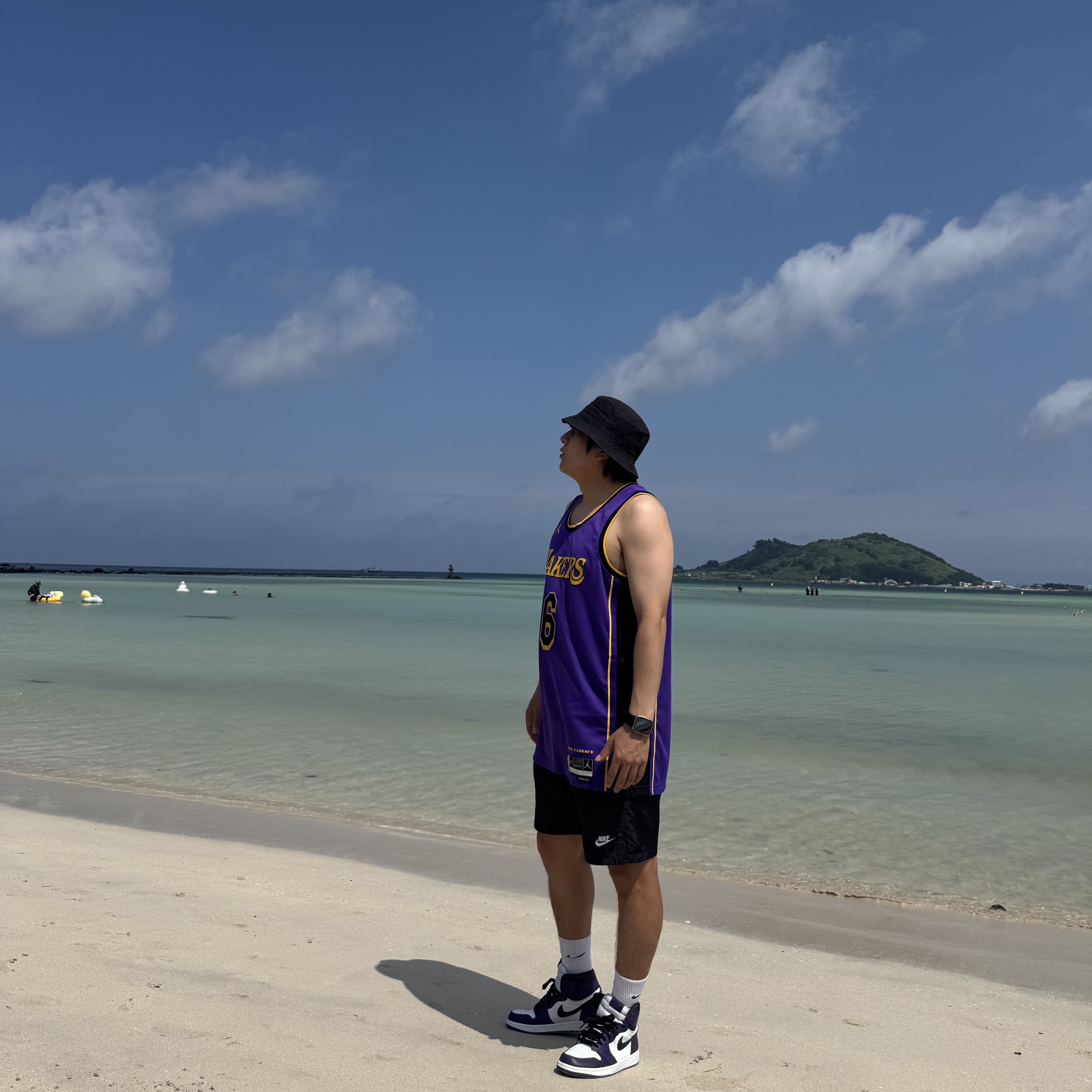 Jordan LeBron James LA Lakers Statement Edition NBA Swingman Jersey Field Purple, Jordan 1 Retro High OG Court Purple 2020 착용 스타일