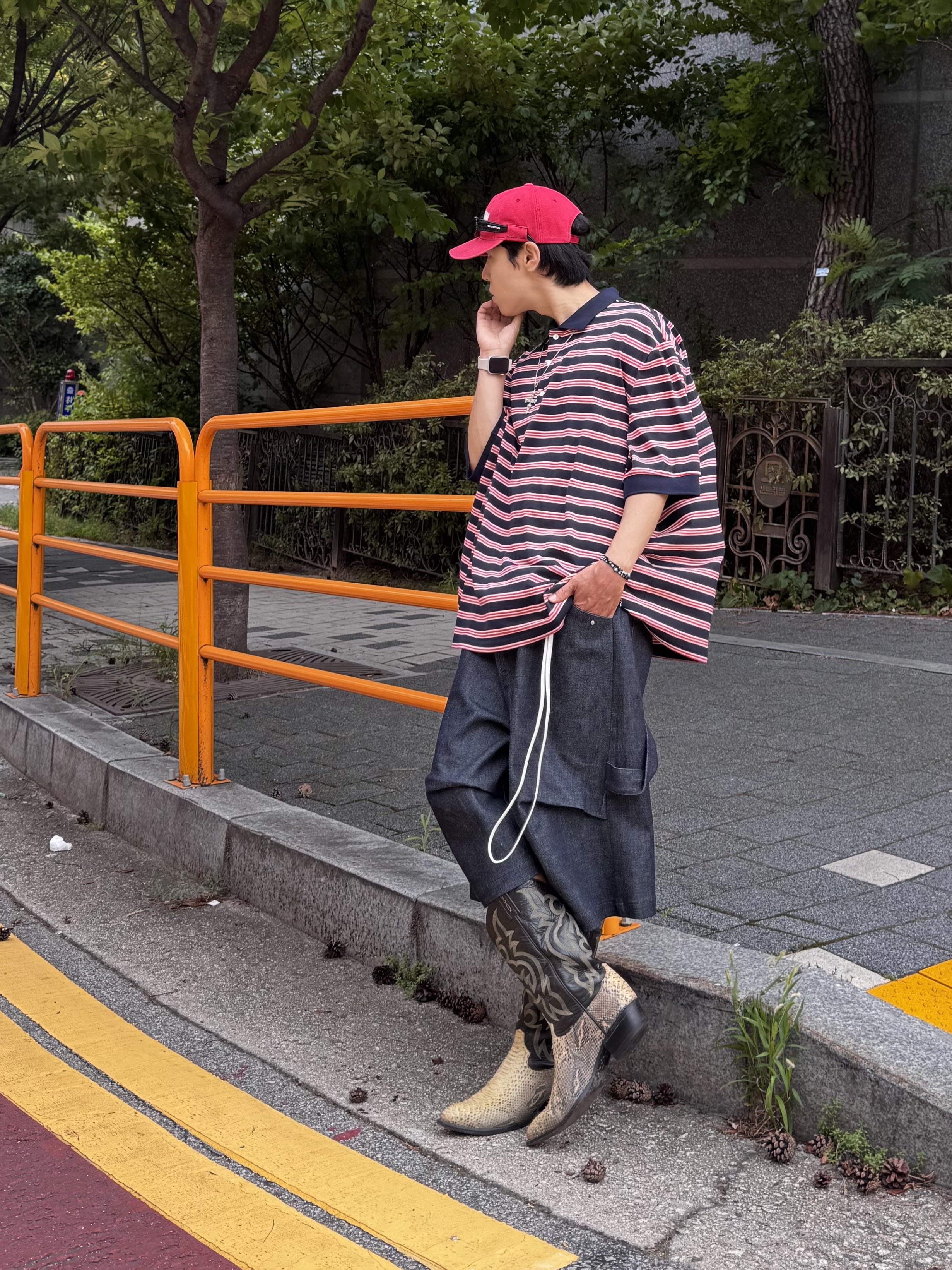 MJD Oversized Stripe Polo, Nonnod Alpine Carpenter Raw Selvedge Denim Shorts Indigo 착용 스타일 - 1