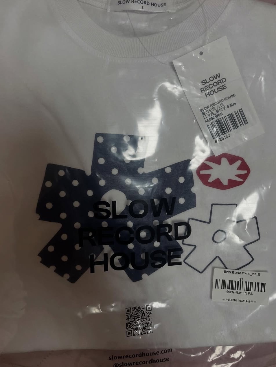 SLOW RECORD HOUSE Polka Dot Star T-Shirt White 착용 스타일 - 5