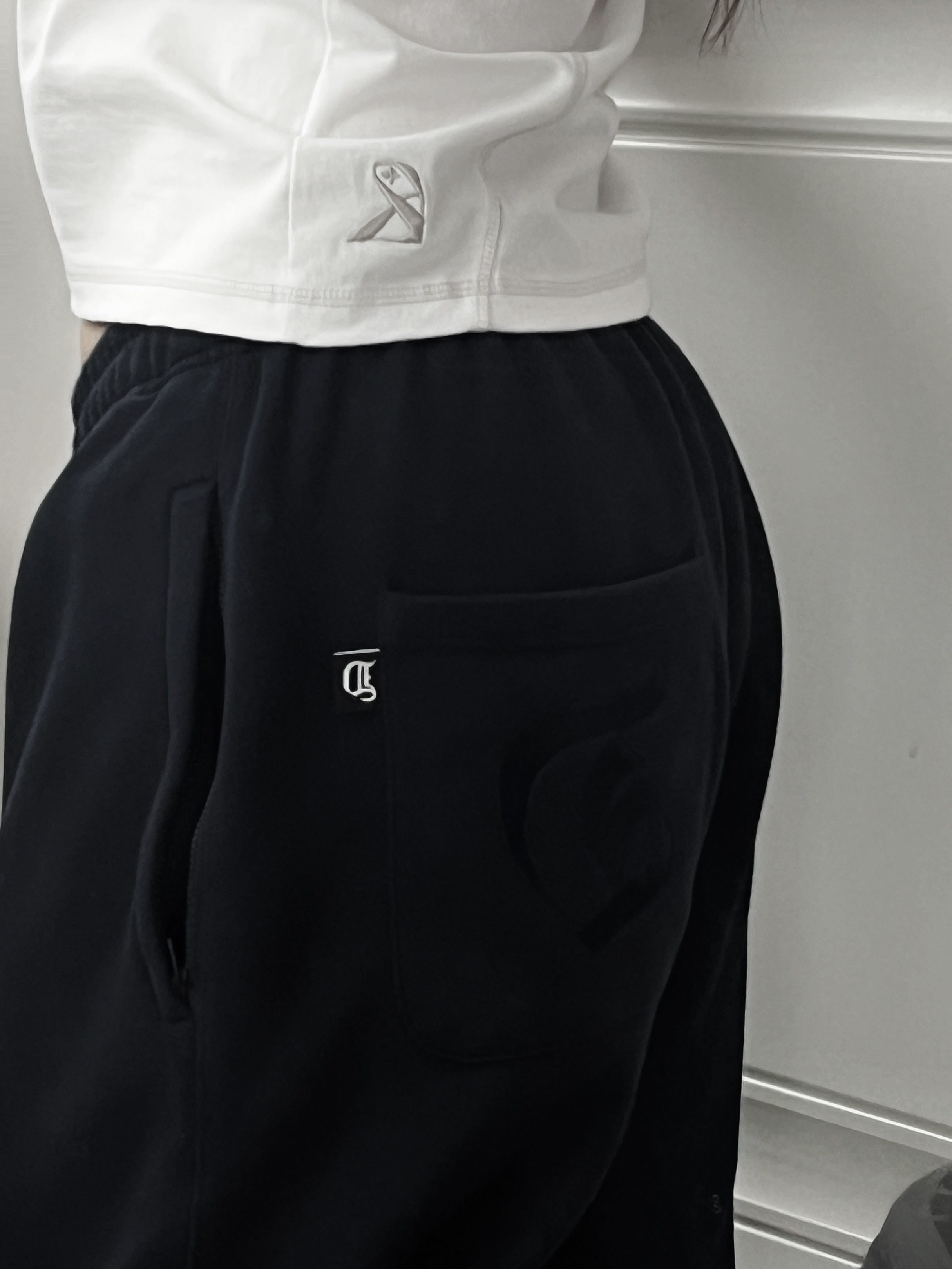 Riomeu Unbalance Incision Short Sleeve White 착용 스타일 - 2