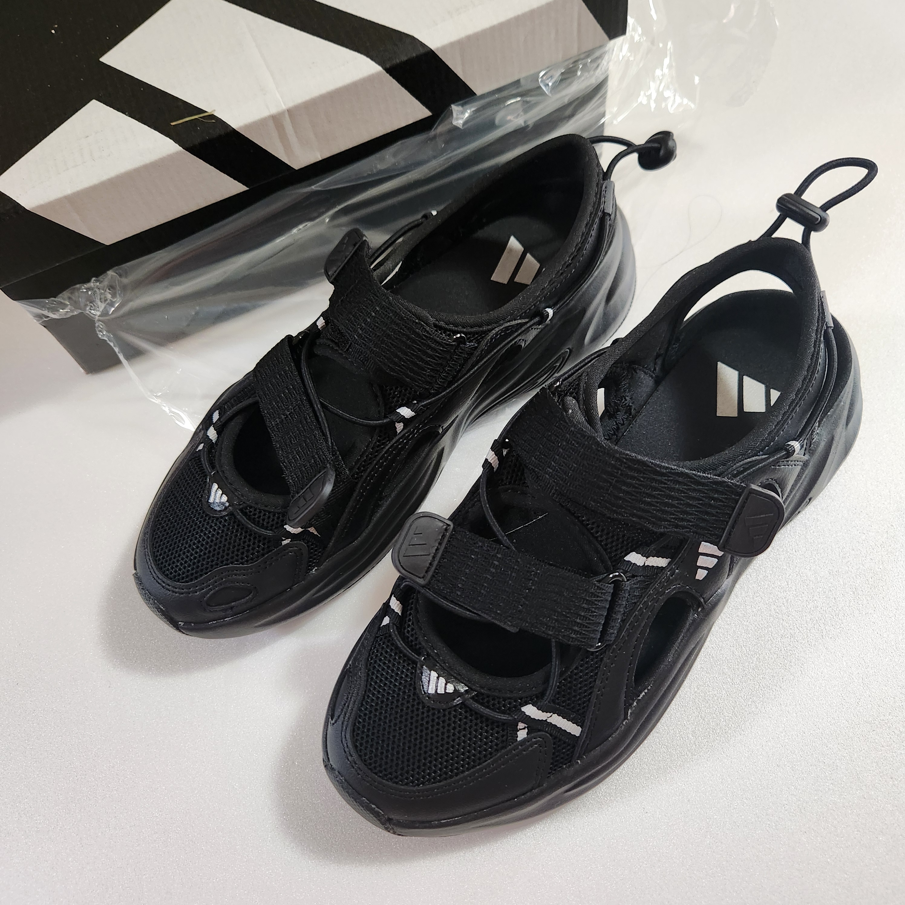 (W) Adidas Ozwave Sandal Core Black Silver Metallic 착용 스타일 - 1