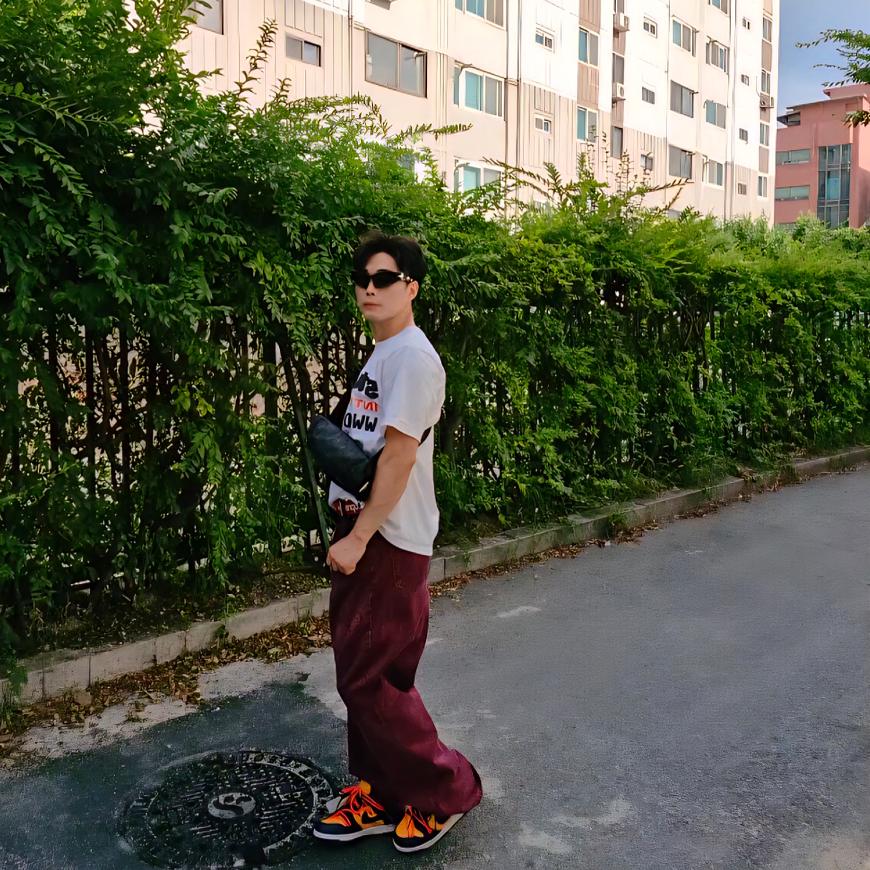 Stussy x Cactus Plant Flea Market International T-Shirt White, Supreme Repeat Leather Belt Red 착용 스타일 - 2