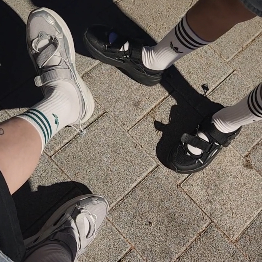 (W) Adidas Ozwave Sandal Core Black Silver Metallic 착용 스타일 - 4