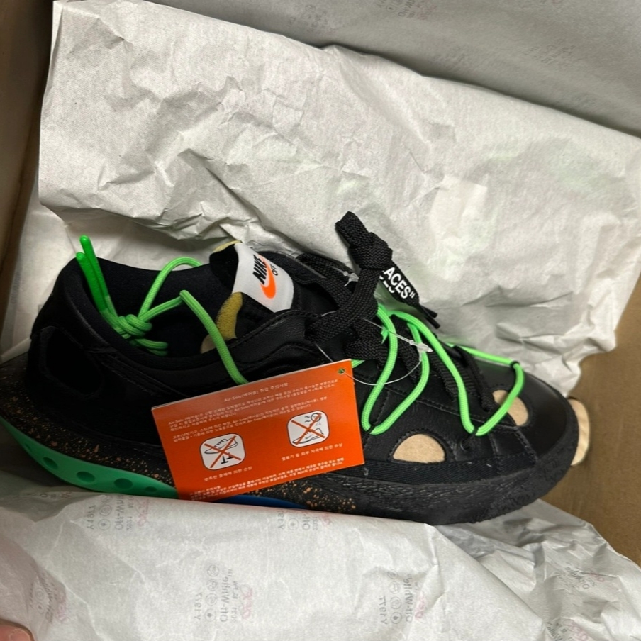 Nike x Off-White Blazer Low '77 Black and Electro Green 착용 스타일 - 1