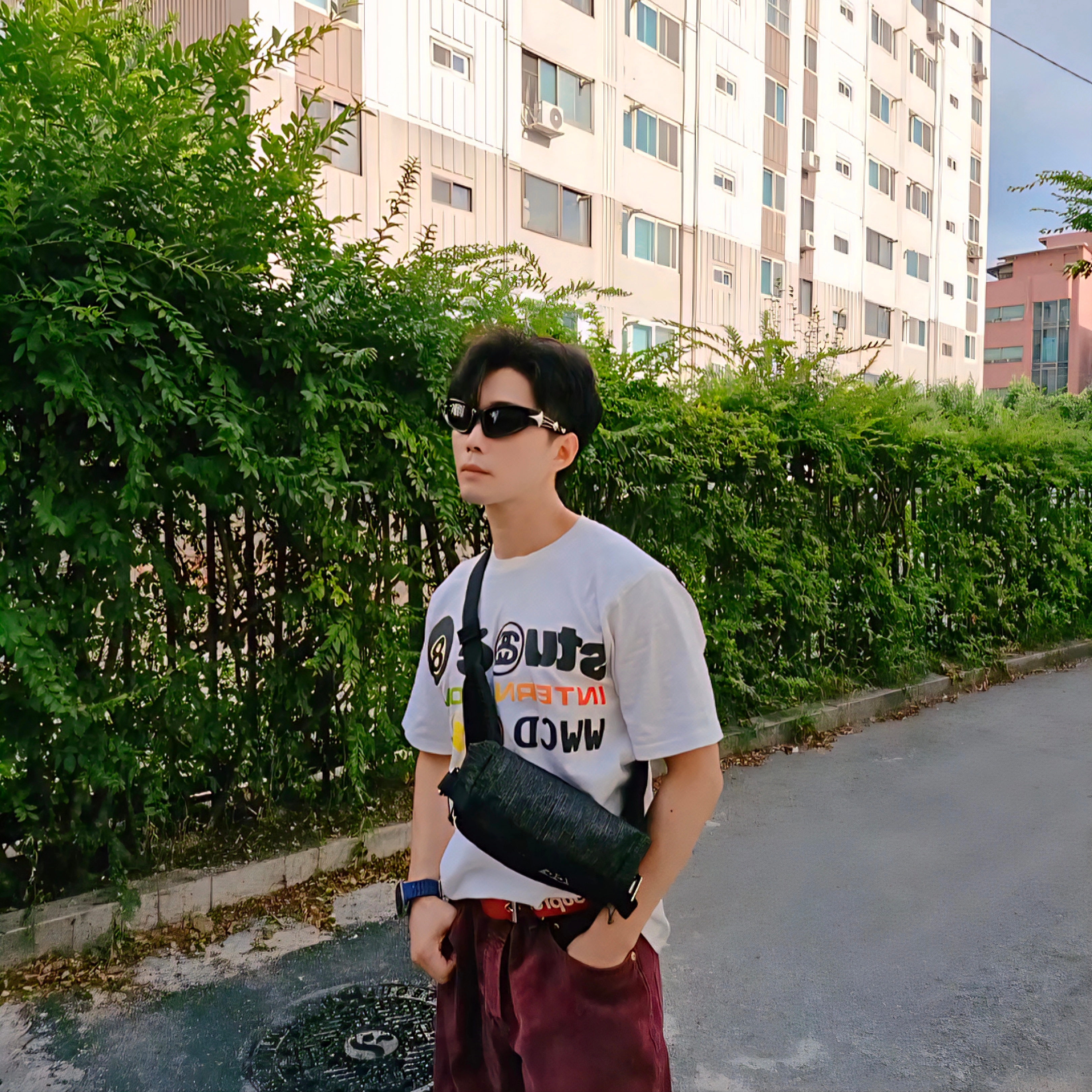 Stussy x Cactus Plant Flea Market International T-Shirt White, Supreme Repeat Leather Belt Red 착용 스타일 - 1