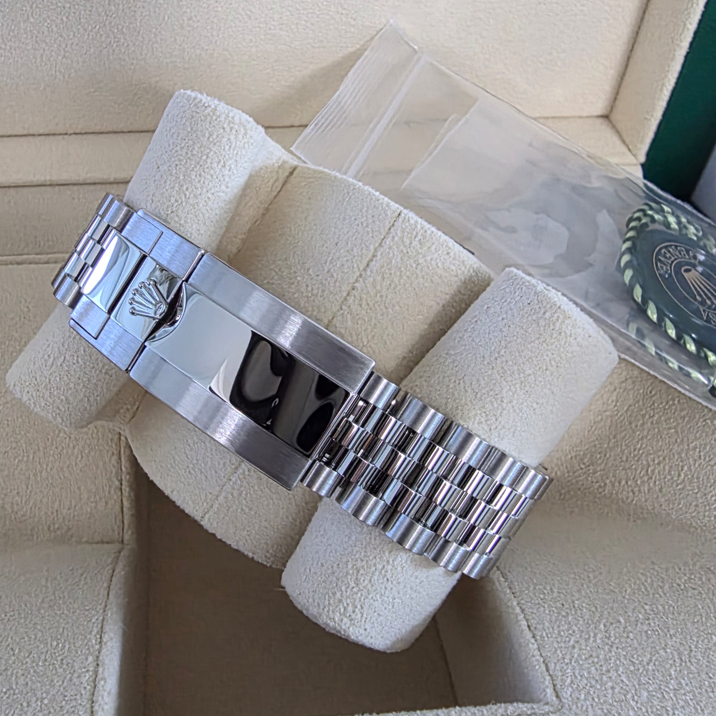 Rolex GMT-Master II 40mm 126720VTNR Black Jubilee 착용 스타일 - 7