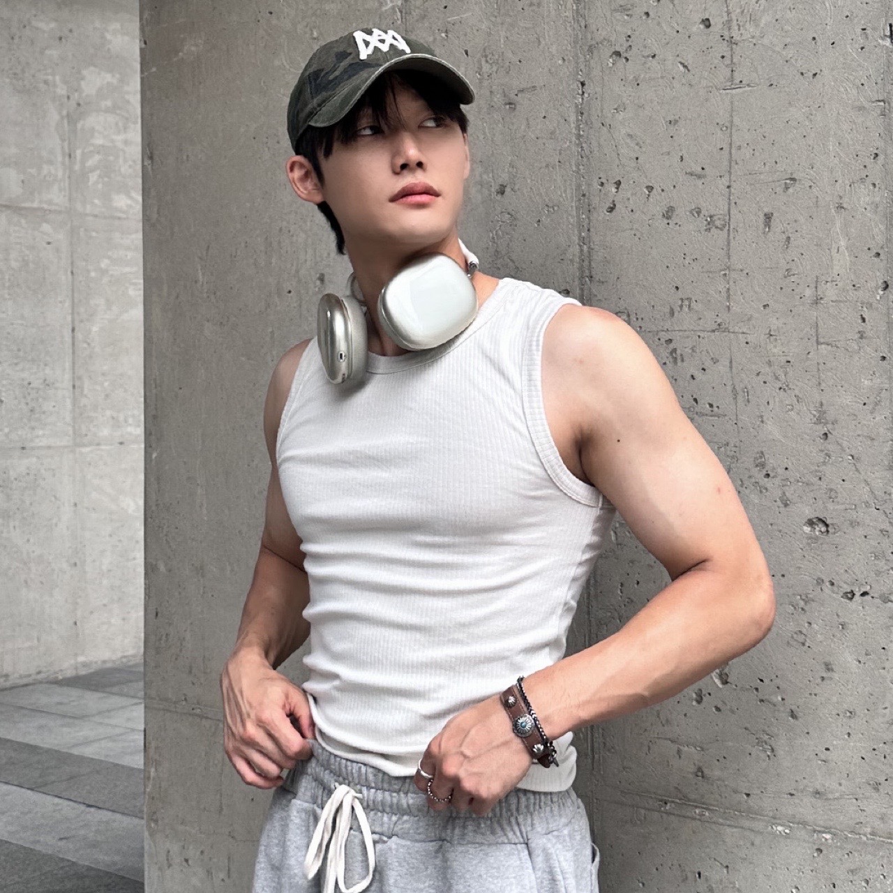 Ogarp Concho Wrist Belt Brown, Apple AirPods Max Lightning Silver (Korean Ver.) 착용 스타일 - 1