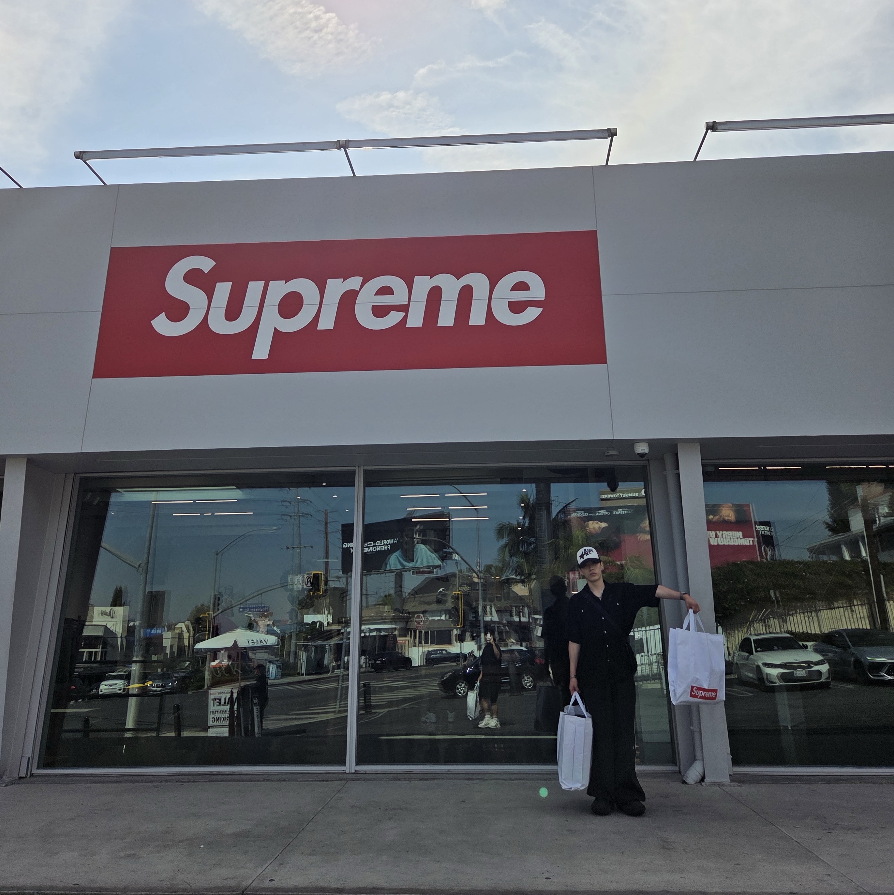 BAPE Sta Mesh Cap Black, Supreme Small Messenger Bag Black - 22SS 착용 스타일 - 2
