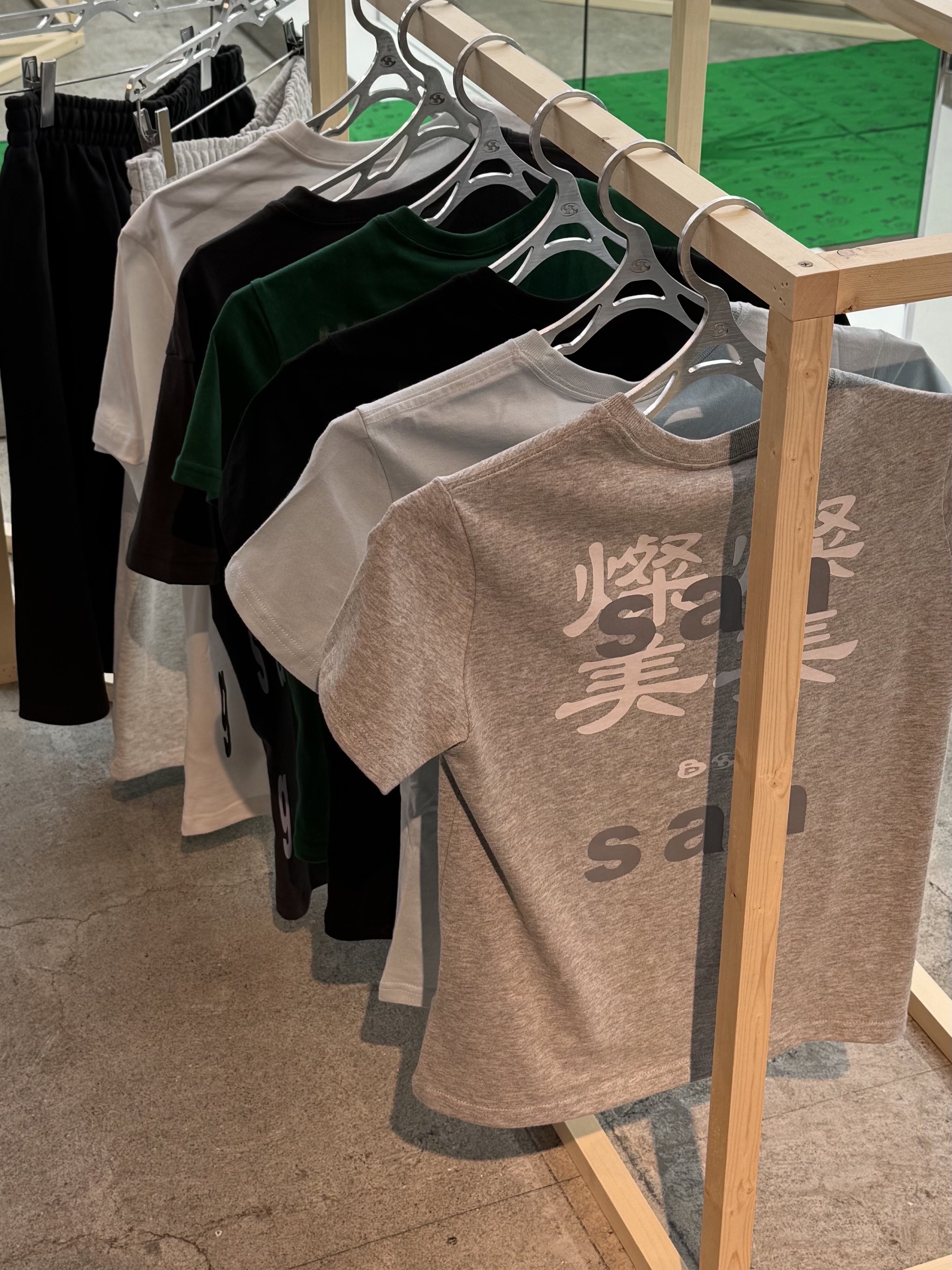 Sansan Gear X b.E Logo T-Shirts Melange Grey 착용 스타일 - 3
