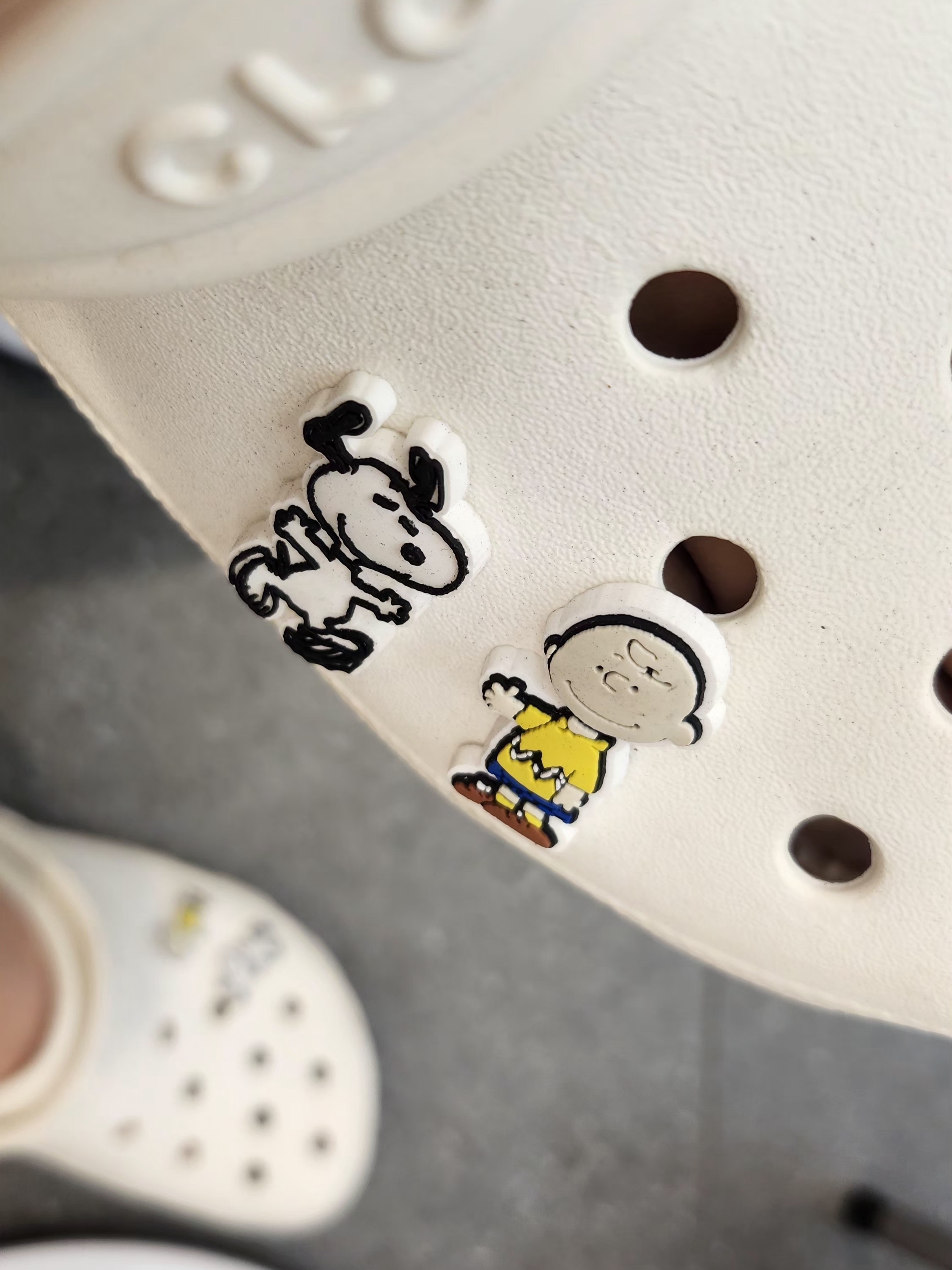 New Era x Hello Kitty Size Cap Radiant Blue, Crocs Classic Clog White 착용 스타일 - 3
