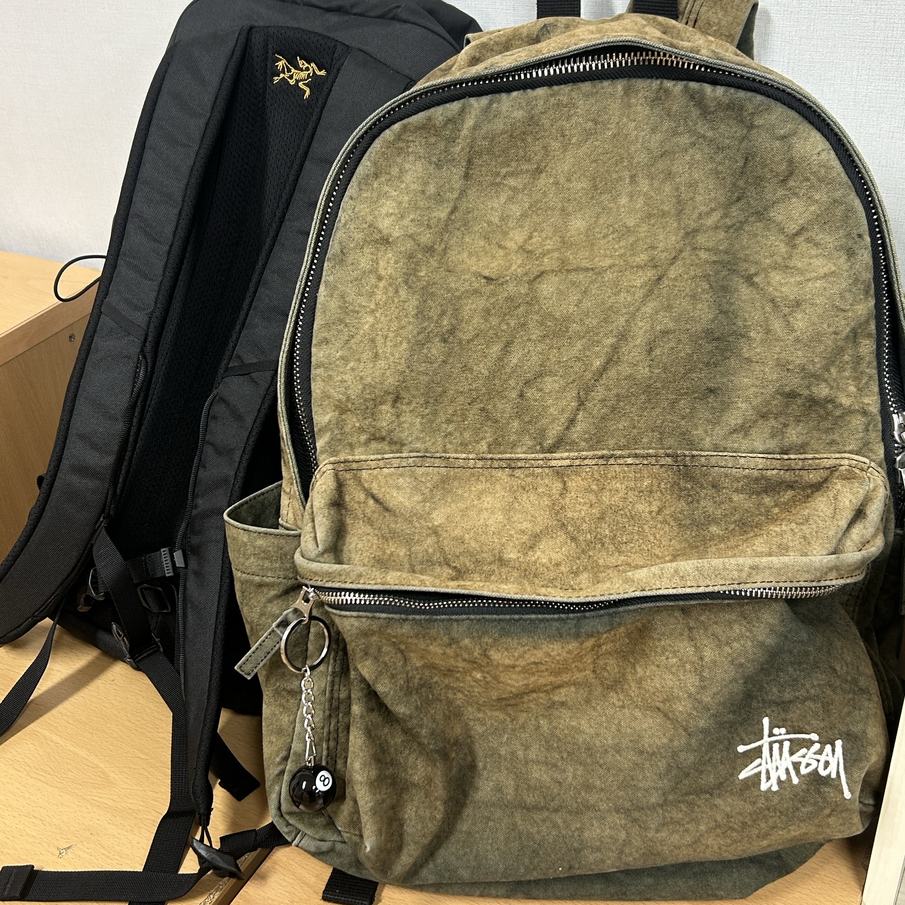 Stussy Canvas Backpack Washed Black, Arc'teryx Mantis 16 Backpack Black 착용 스타일 - 1