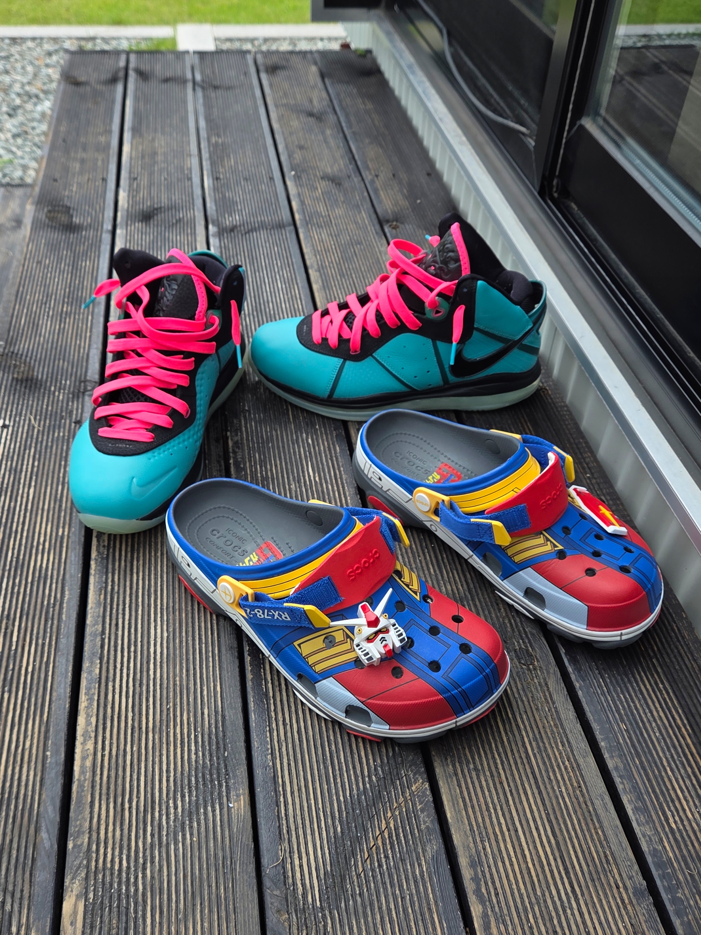 Nike LeBron 8 QS South Beach 2021, Crocs x Gundam All Terrian Clog Slate Grey 착용 스타일