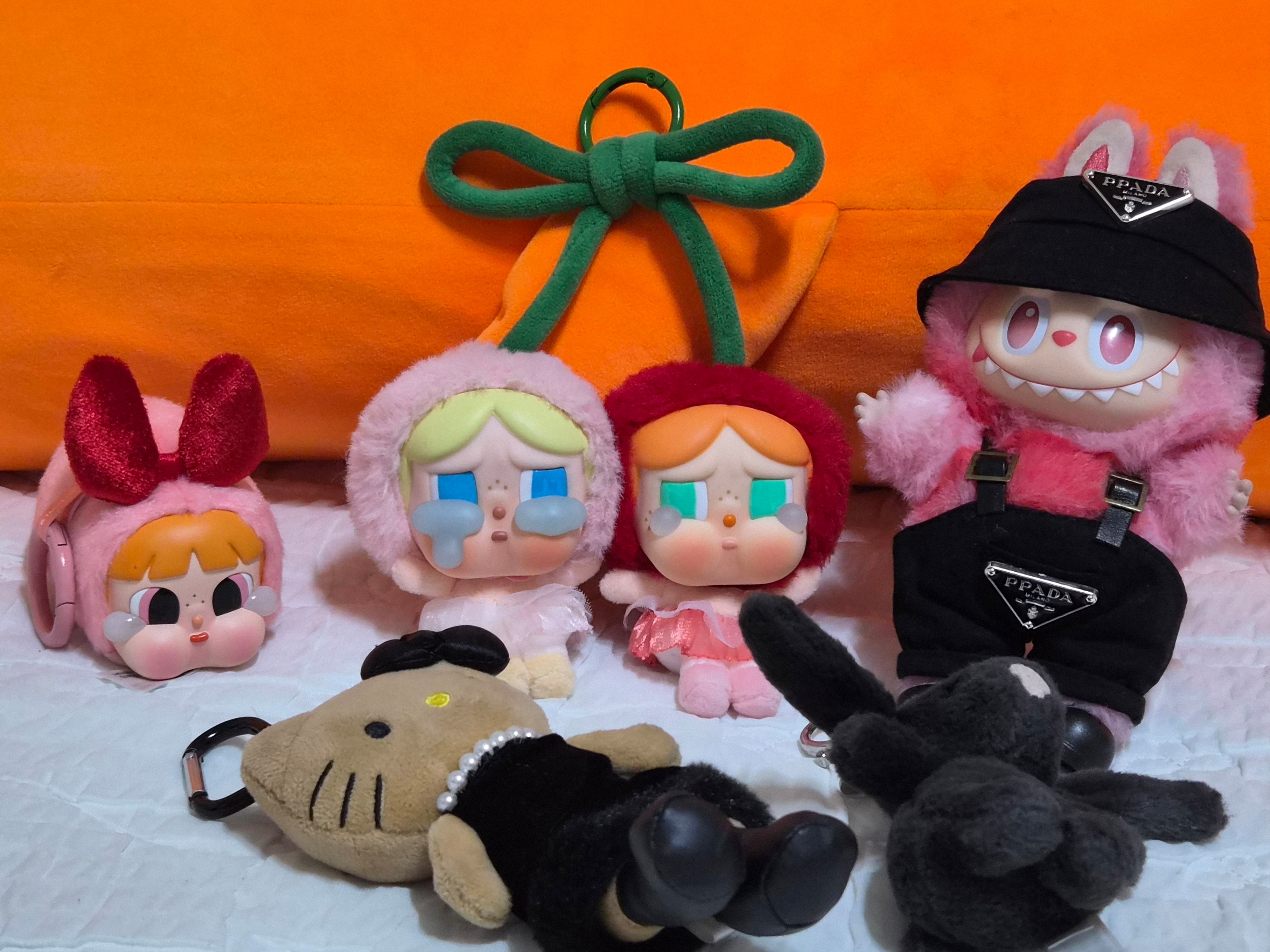 Pop Mart Crybaby Crying For Love Series Vinyl Plush, Pop Mart Labubu The Monsters Highlight Series Love Keyring (Opened Case) 착용 스타일