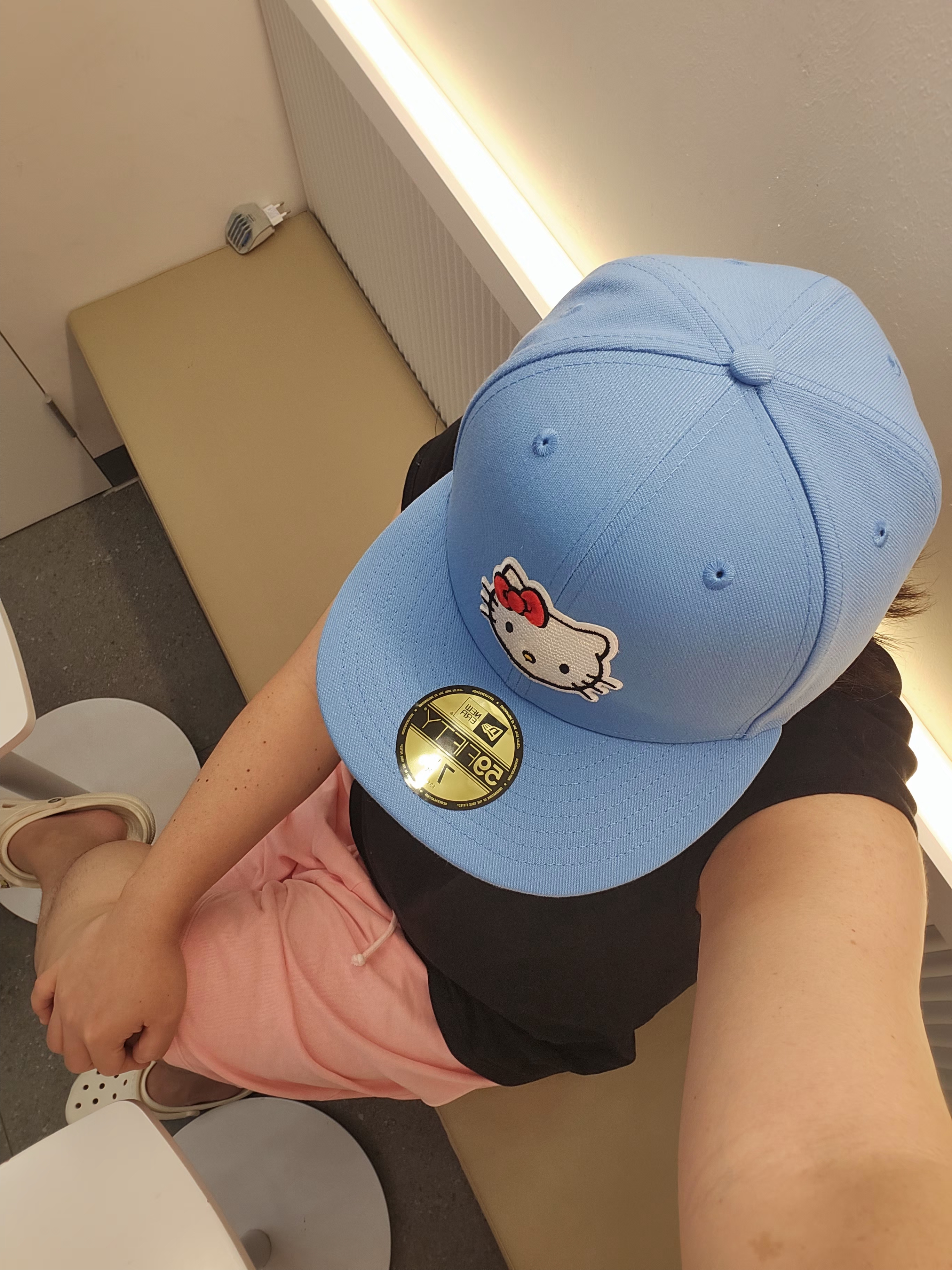 New Era x Hello Kitty Size Cap Radiant Blue, Crocs Classic Clog White 착용 스타일 - 4