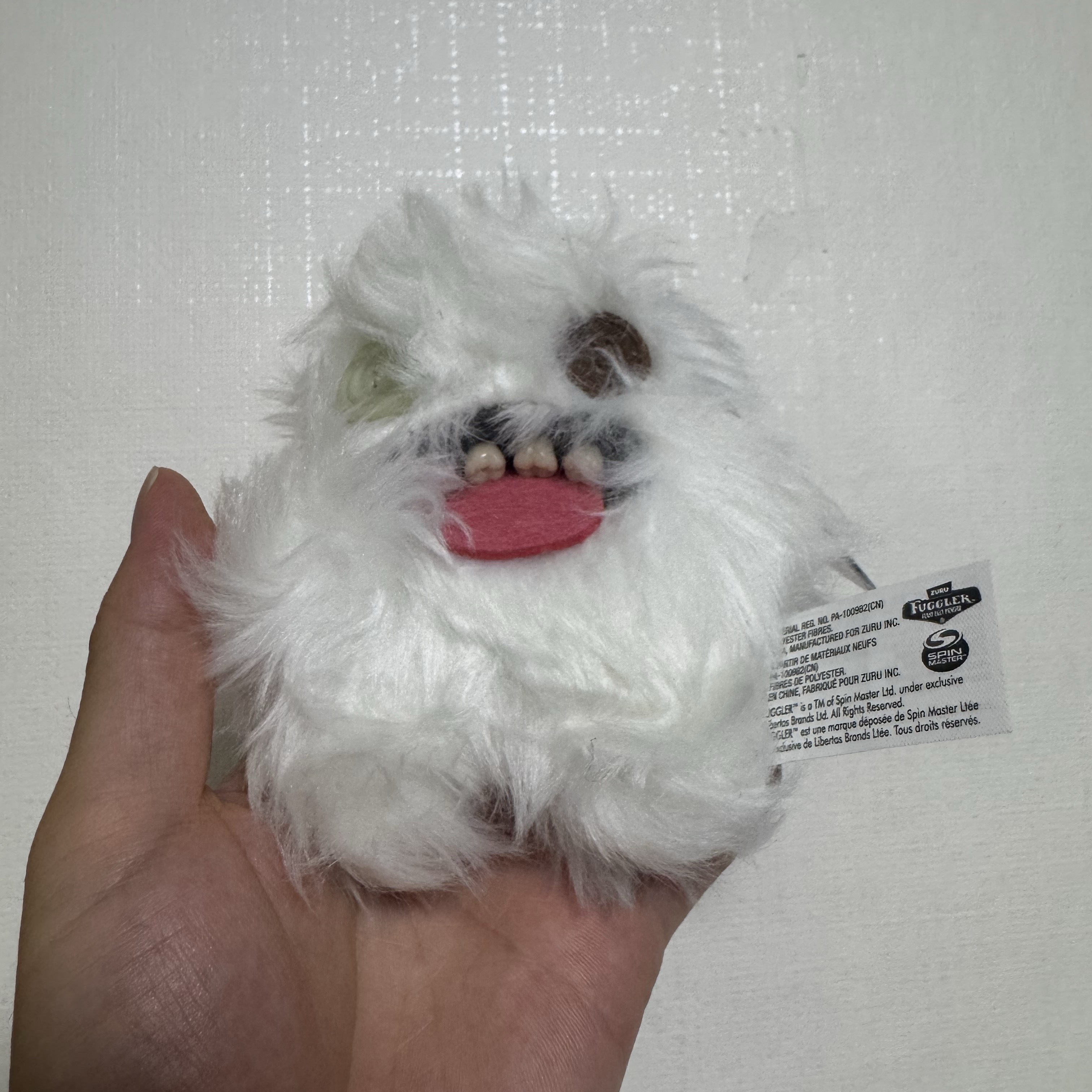 Fuggler Oogah Boogah Keyring White 착용 스타일
