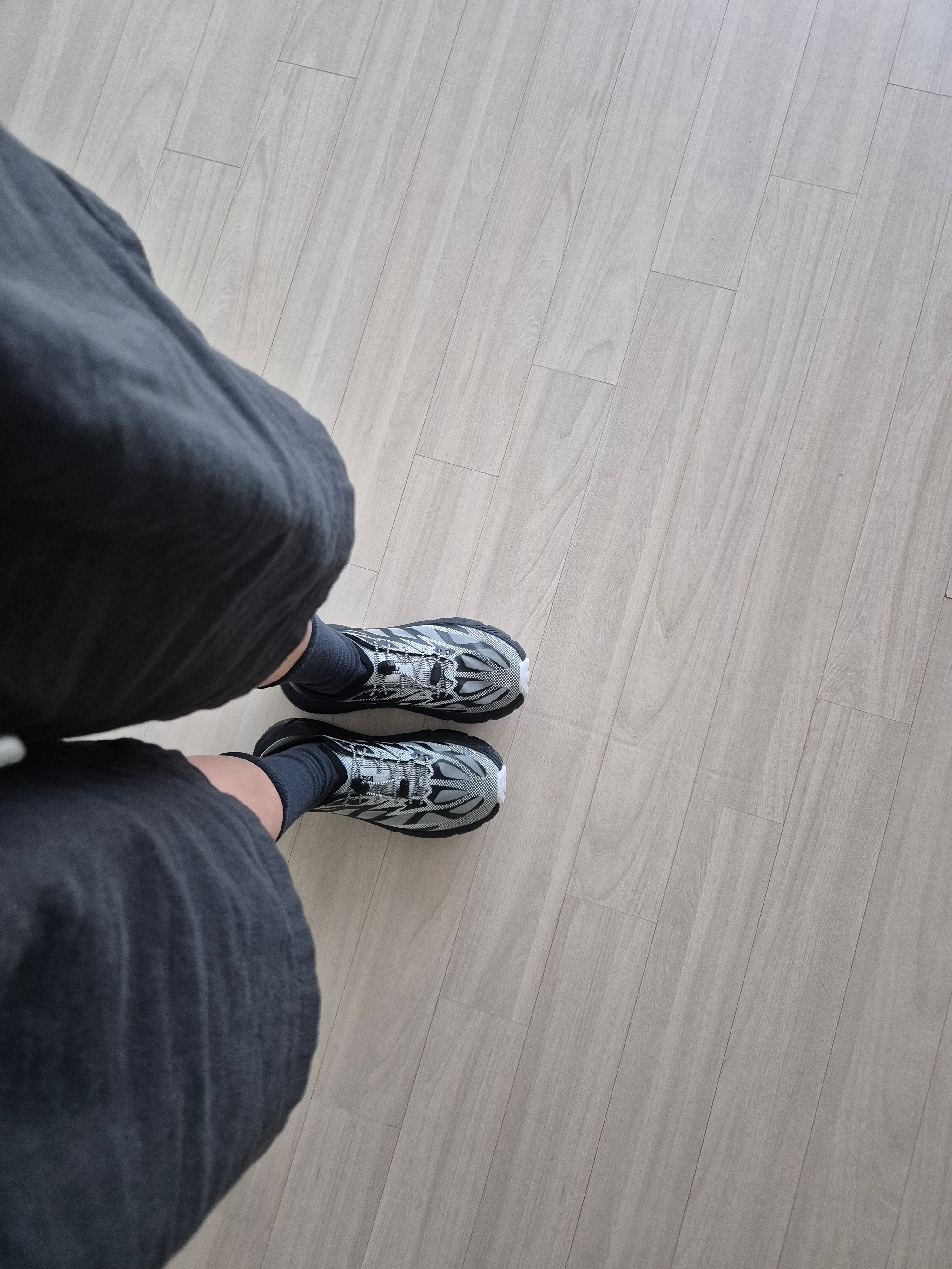 Hoka Mafate Speed 4 Lite TS Black White 착용 스타일 - 3