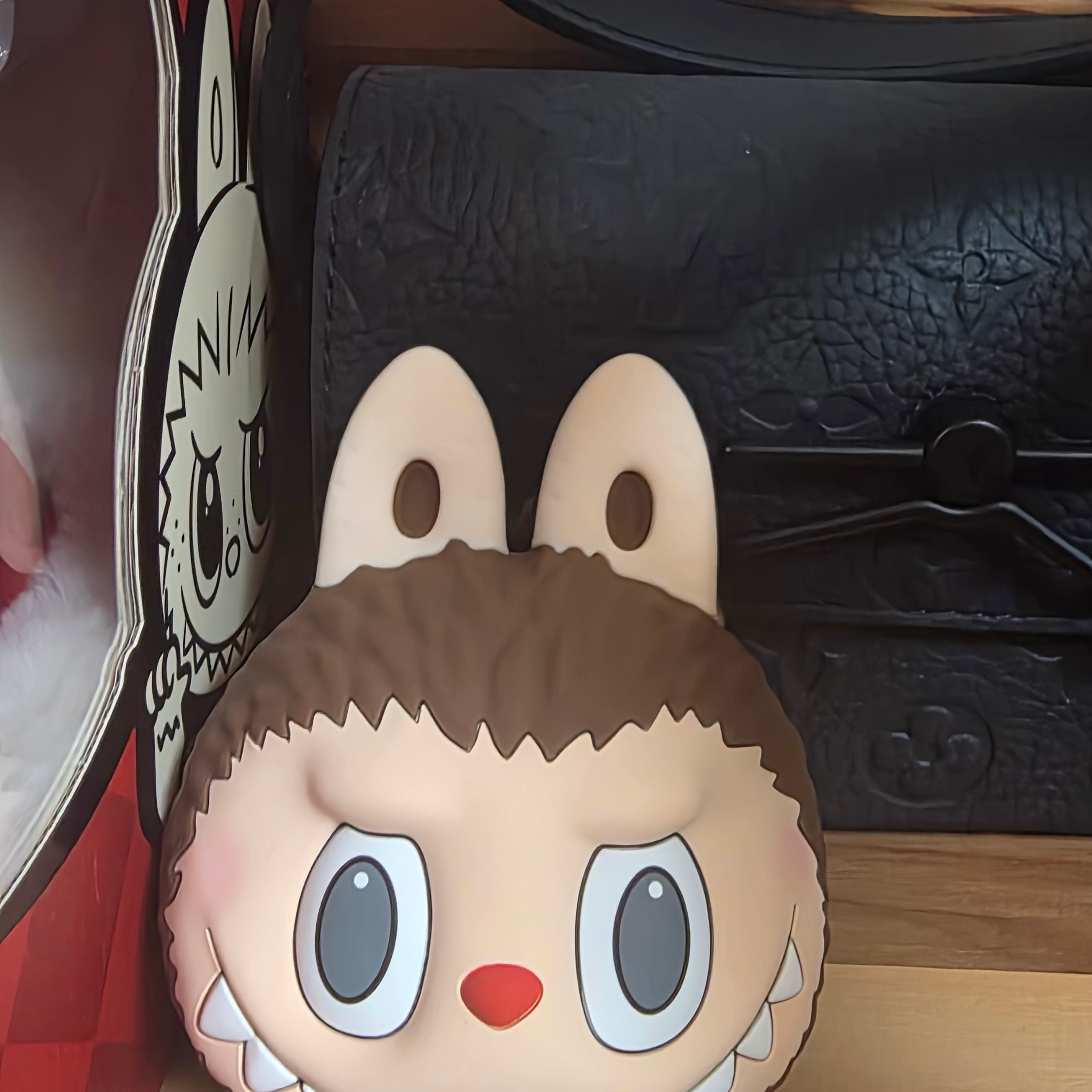 Pop Mart Labubu Original Silicone Earphone Bag Brown 착용 스타일 - 2