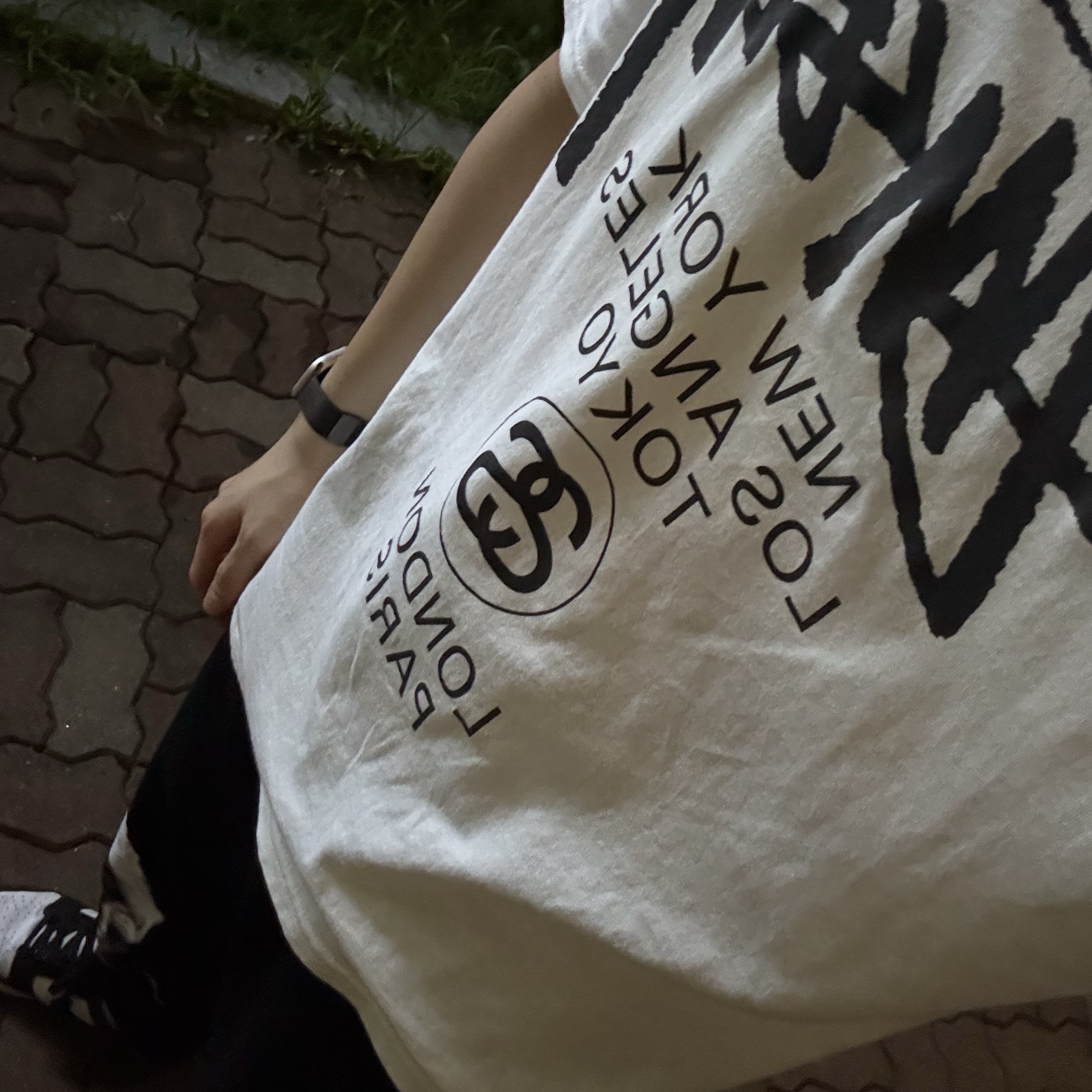 Stussy World Tour T-Shirt White 2024,2025, Nike Dunk Low Retro Black 착용 스타일 - 1