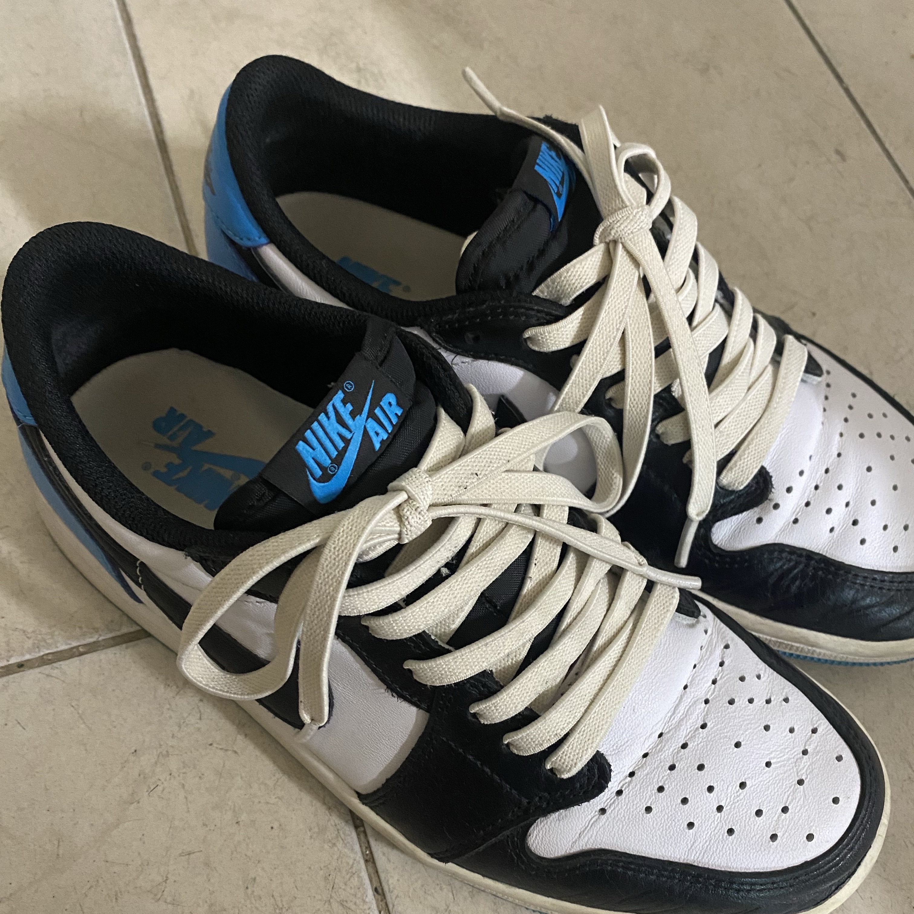 Jordan 1 Retro Low OG Black and Dark Powder Blue 착용 스타일