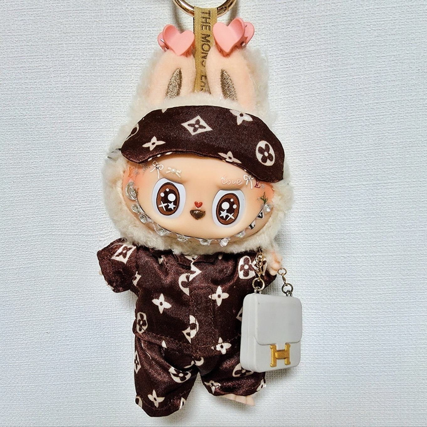 Pop Mart Labubu The Monsters Labubu Tasty Macarons Series Soymilk Keyring 착용 스타일