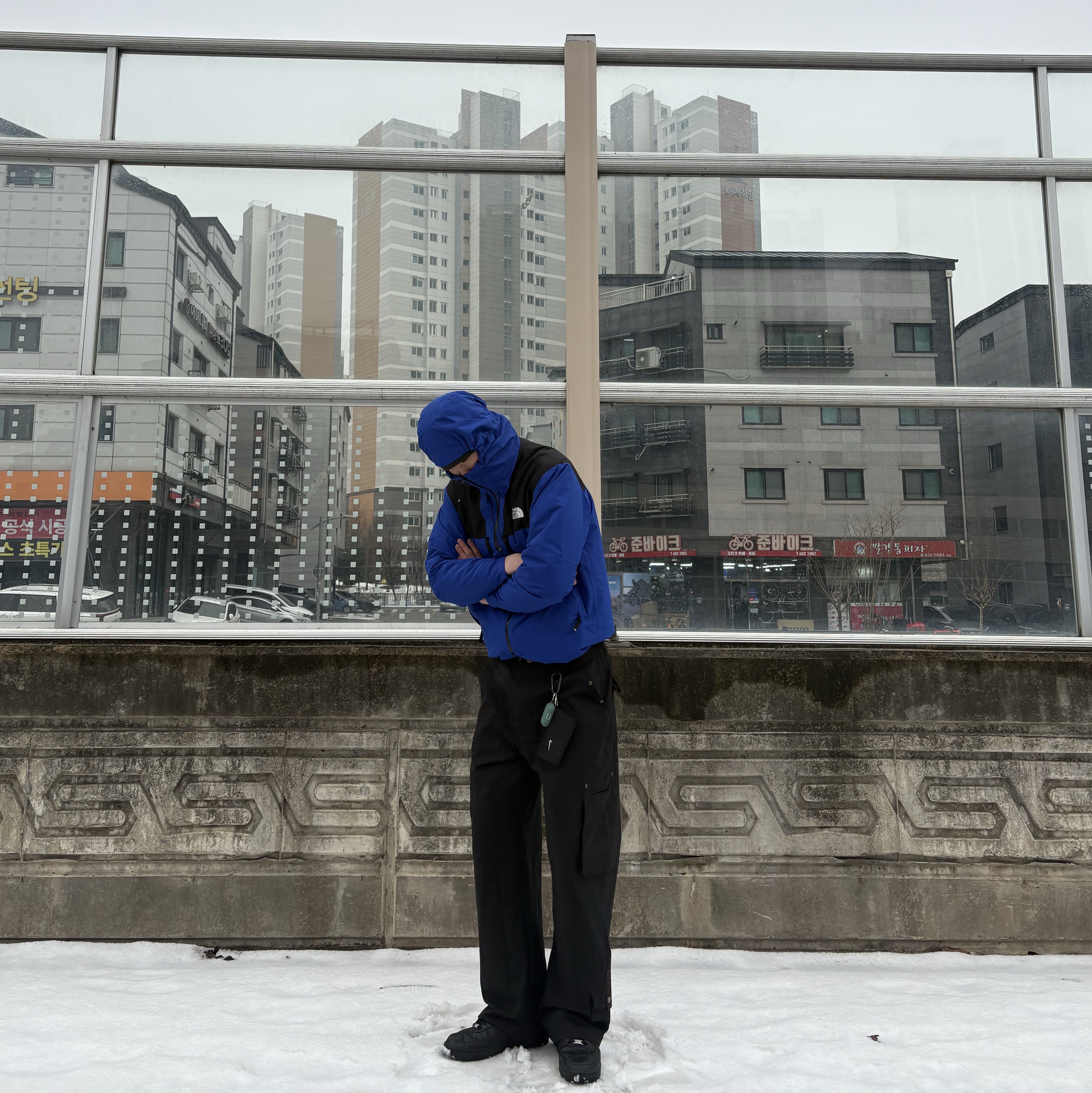 Nike Air Force 1 '07 Low Triple Black, The North Face White Label Mountain Peak Jacket Royal Blue 착용 스타일 - 2