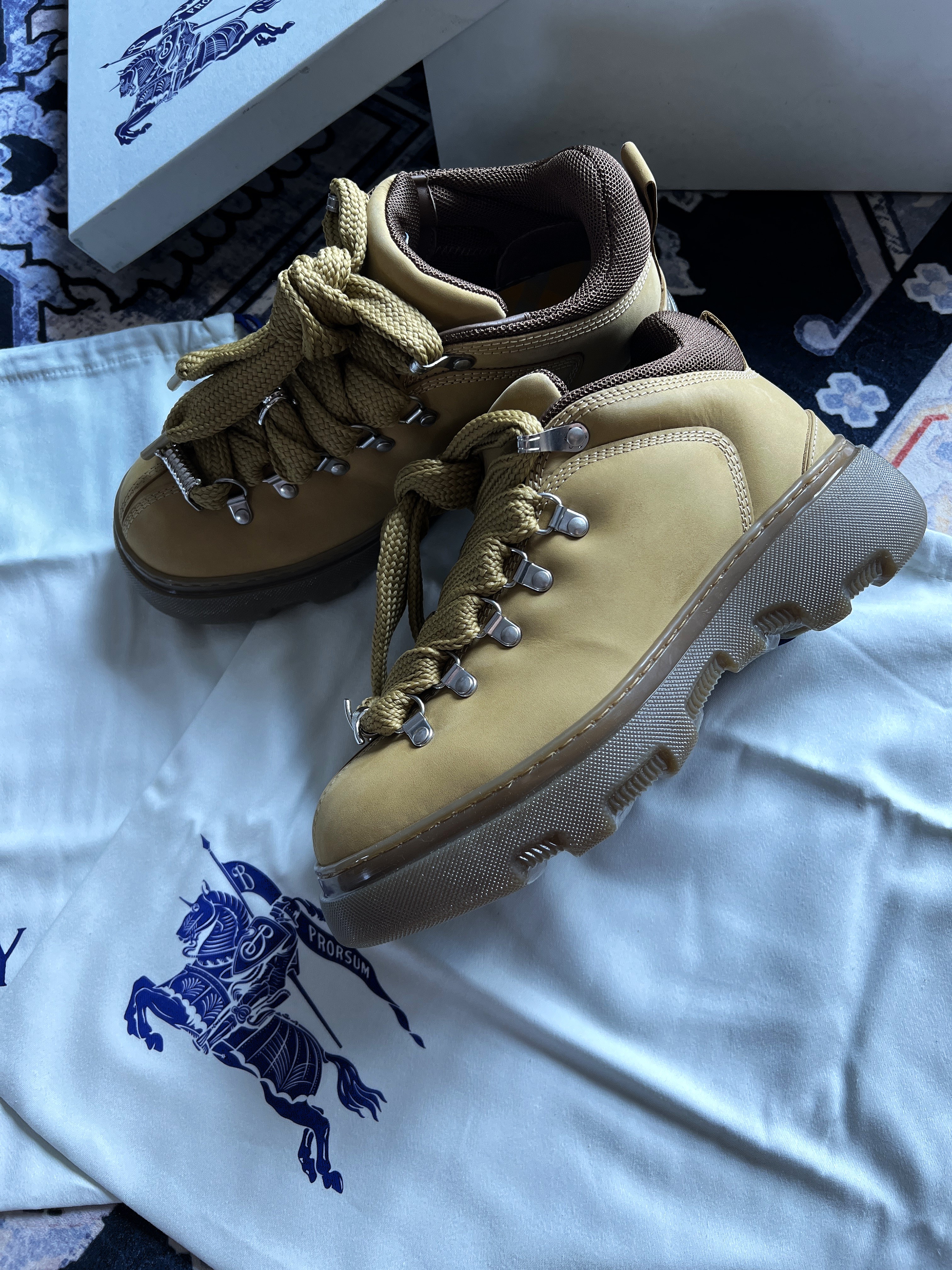 Burberry Leather Trek Boots Black, (W) Burberry Nubuck Trek Boots Taupe 착용 스타일