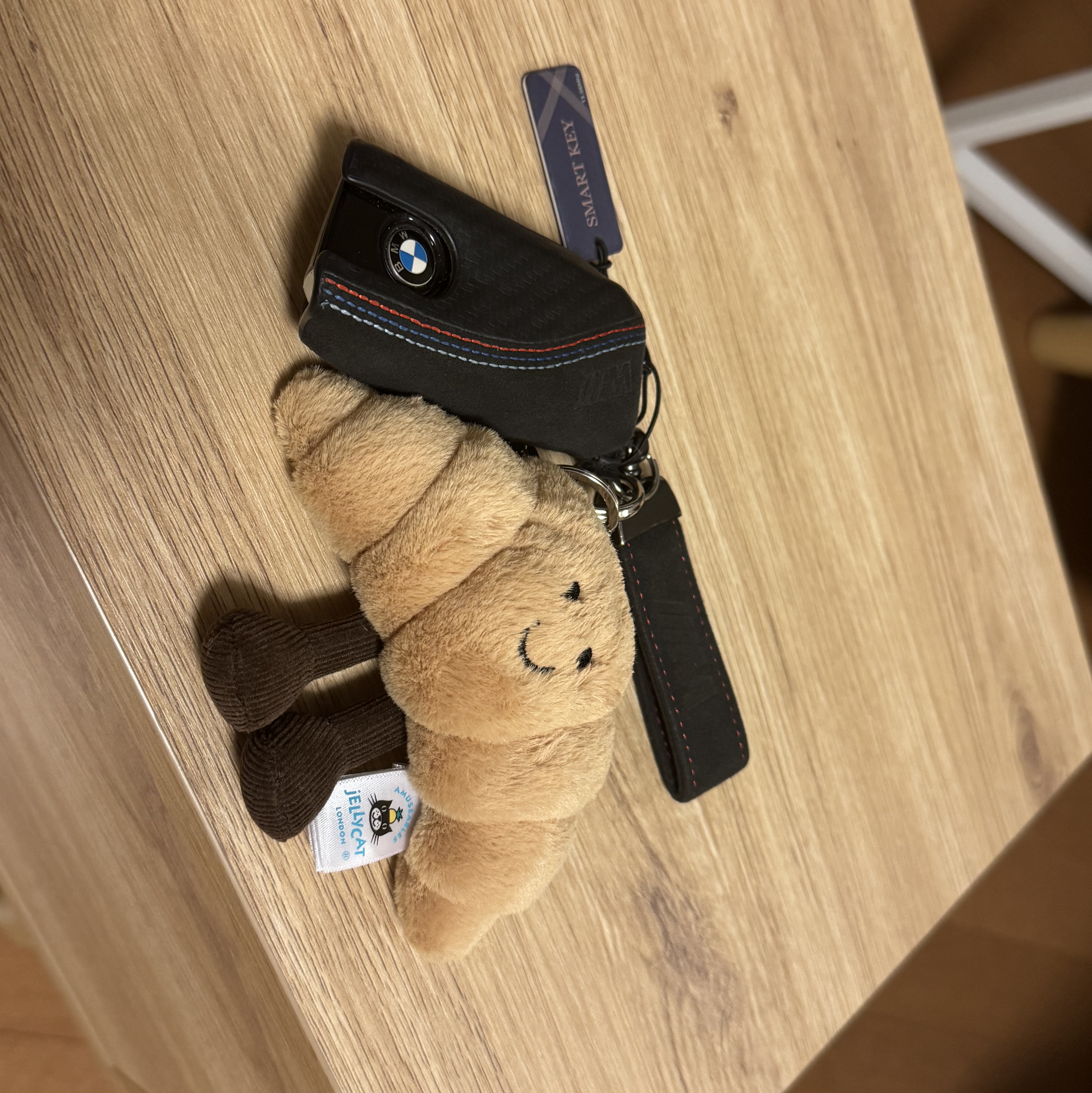 Jellycat Amuseable Croissant Bag Charm Brown 착용 스타일