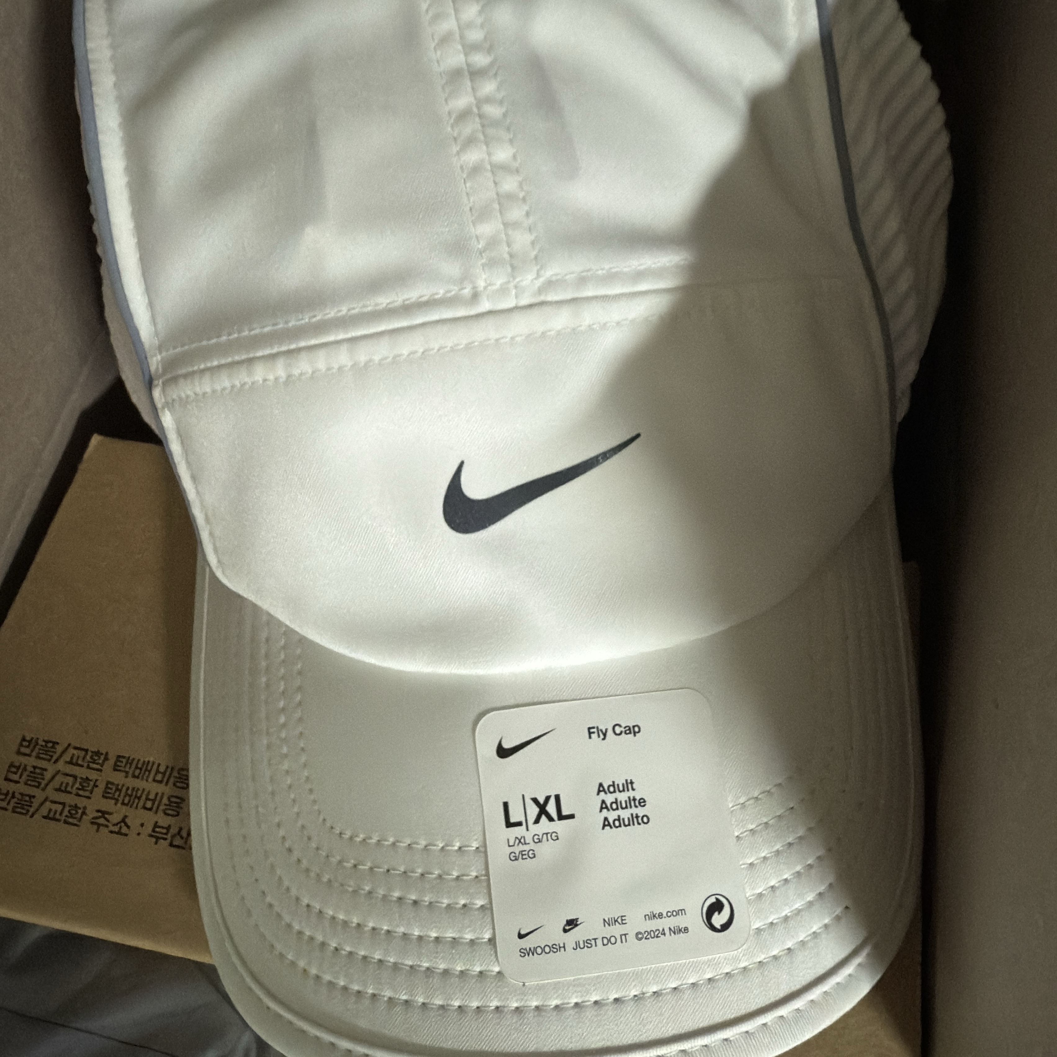 Nike Dri-Fit ADV Fly Unstructured AeroBill AeroAdapt Cap White Anthracite 착용 스타일 - 1