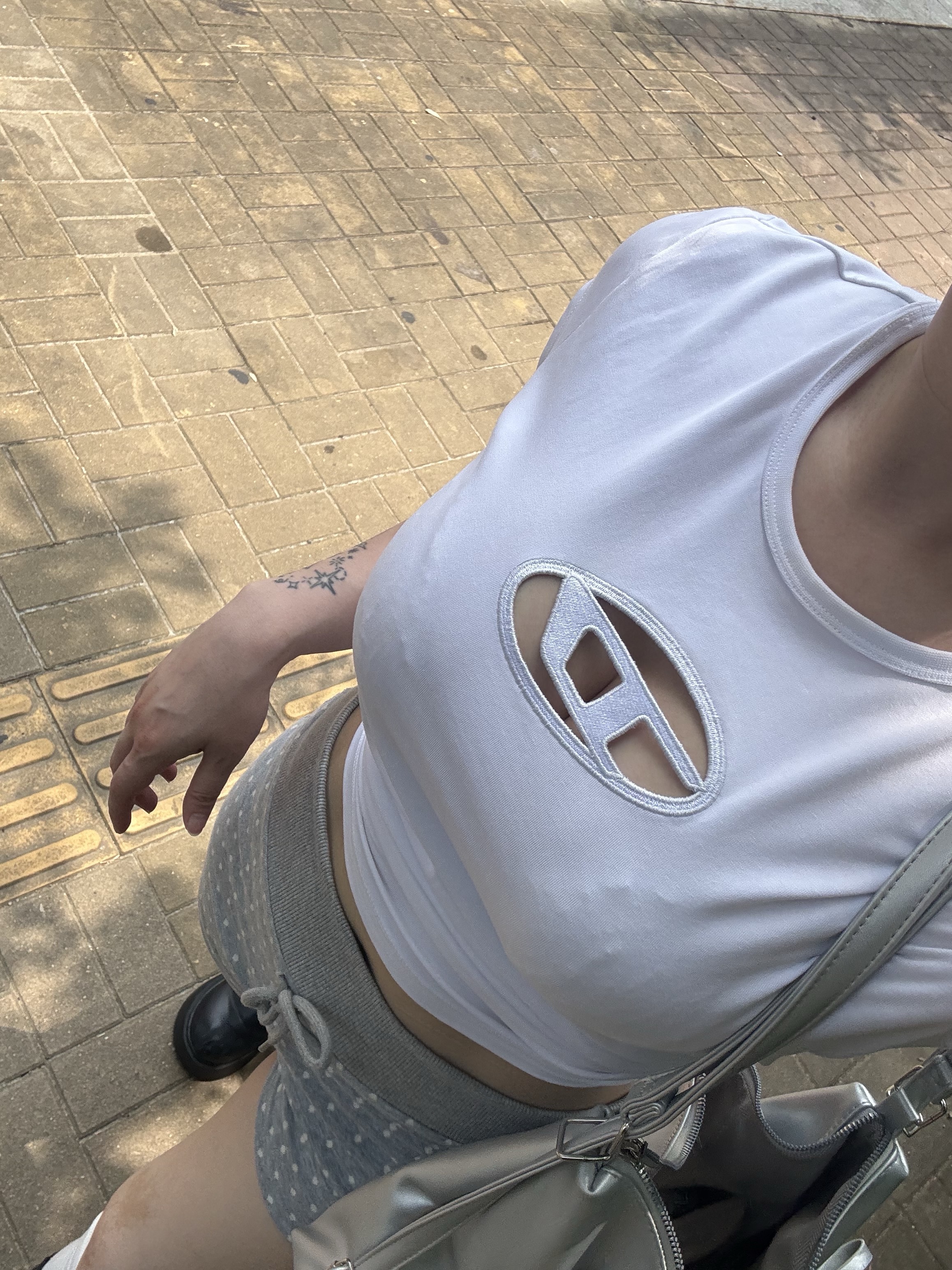 (W) Diesel T-Angie Peekaboo Logo T-Shirt White 착용 스타일 - 4