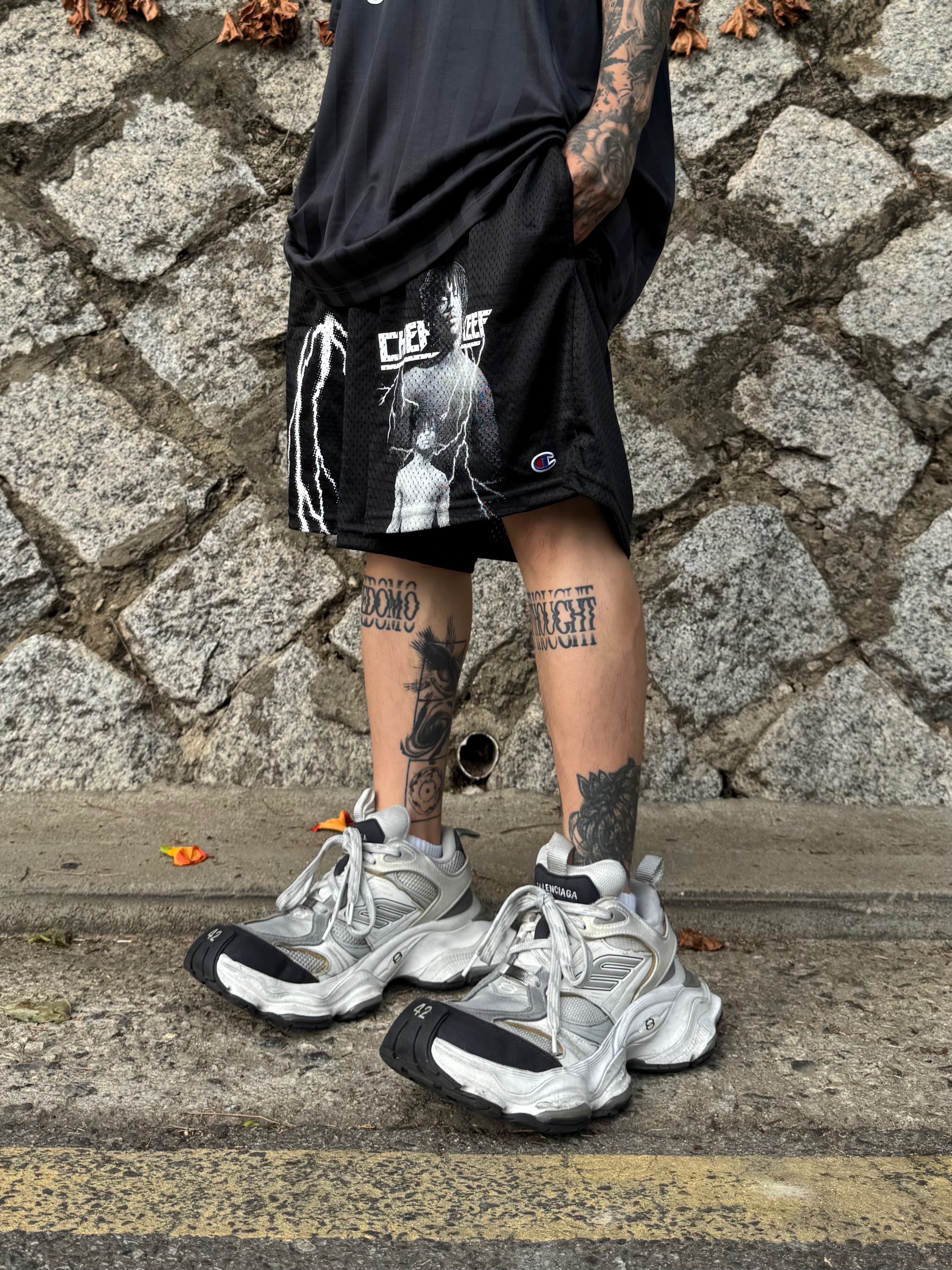 Balenciaga x Adidas Oversized Football T-Shirt Black, Balenciaga Cargo Sneakers White Grey 착용 스타일 - 5