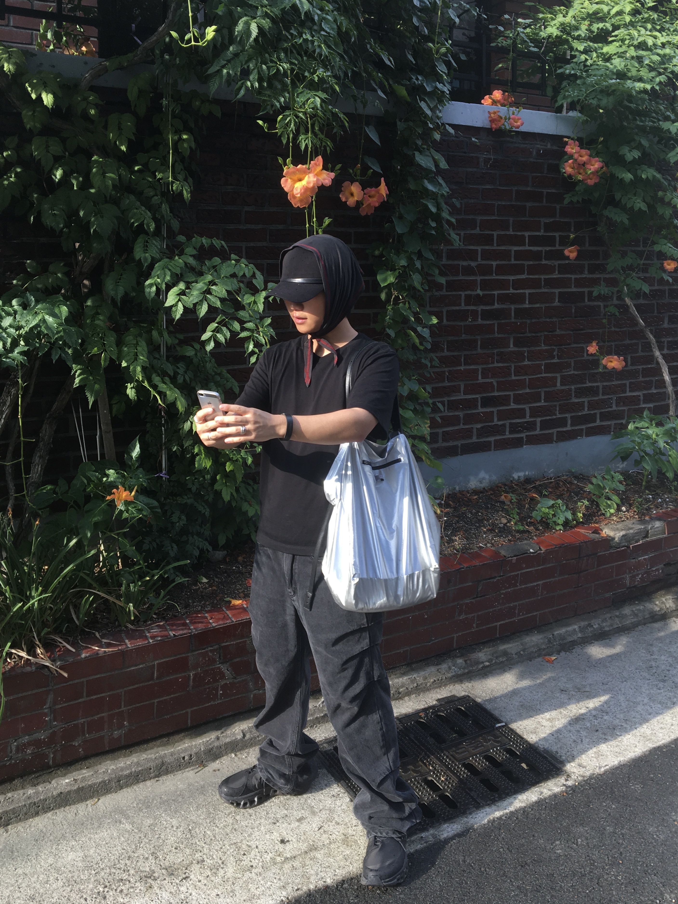 Xlim Ep.7 Synopsis 02 Bag Gray, On Running x Post Archive Faction (Paf) Cloudmonster 2 Thorn Brown 착용 스타일 - 1