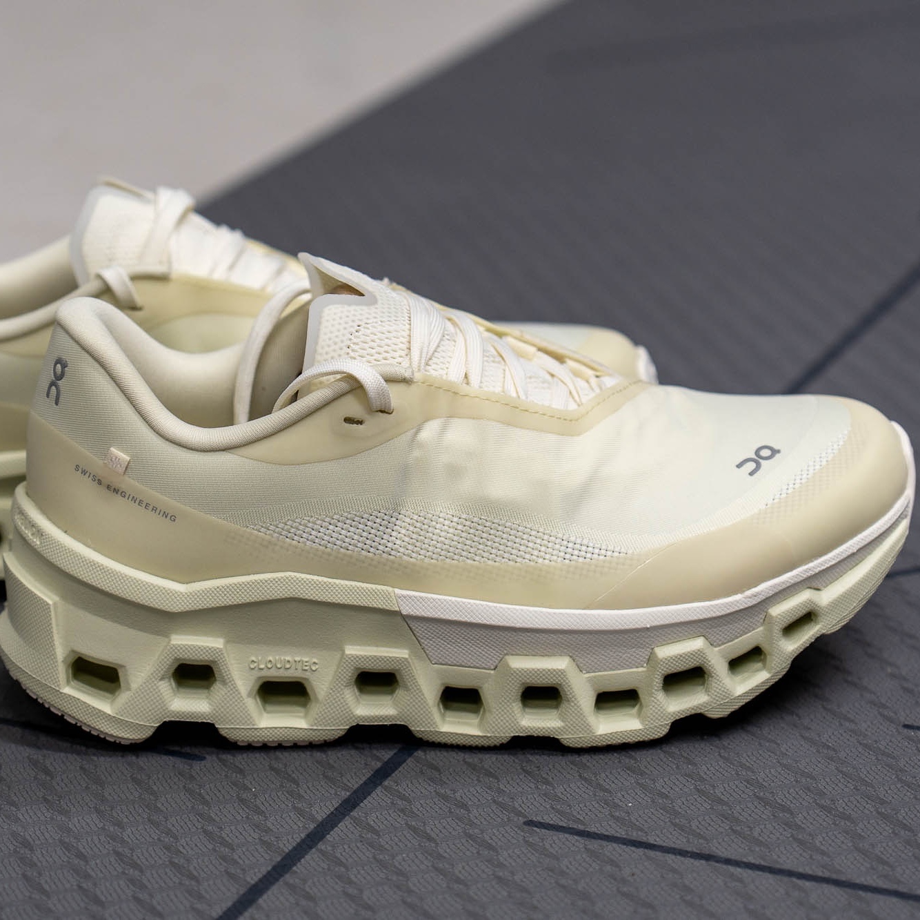 (W) On Running x Post Archive Faction (Paf) Cloudmonster 2 Seedling White 착용 스타일