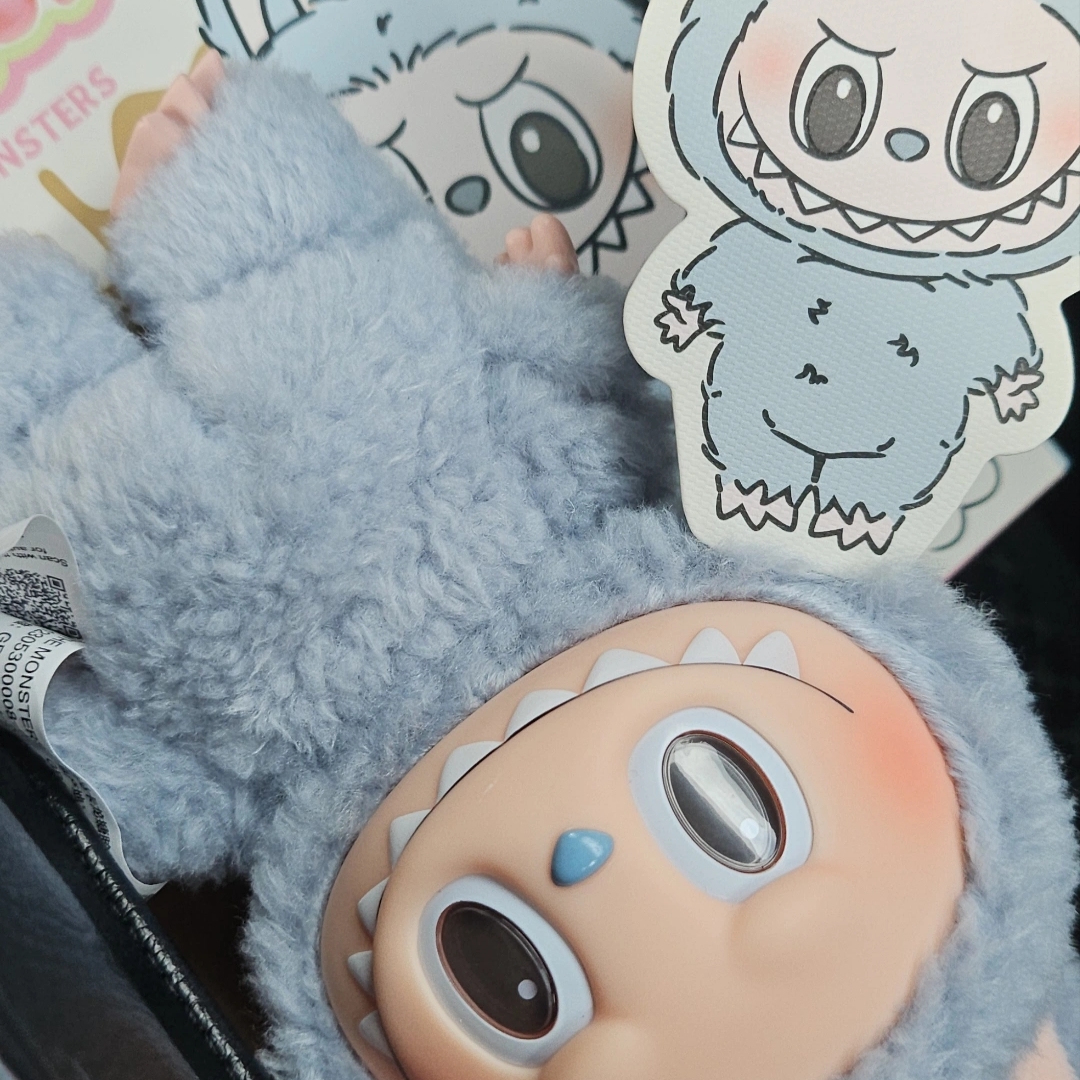 Pop Mart Labubu The Monsters Labubu Tasty Macarons Series Sea Salt Coconut Keyring, Pop Mart Skullpanda L’Impressionnisme Series Plush Doll Windflower (Opened Case) 착용 스타일 - 1
