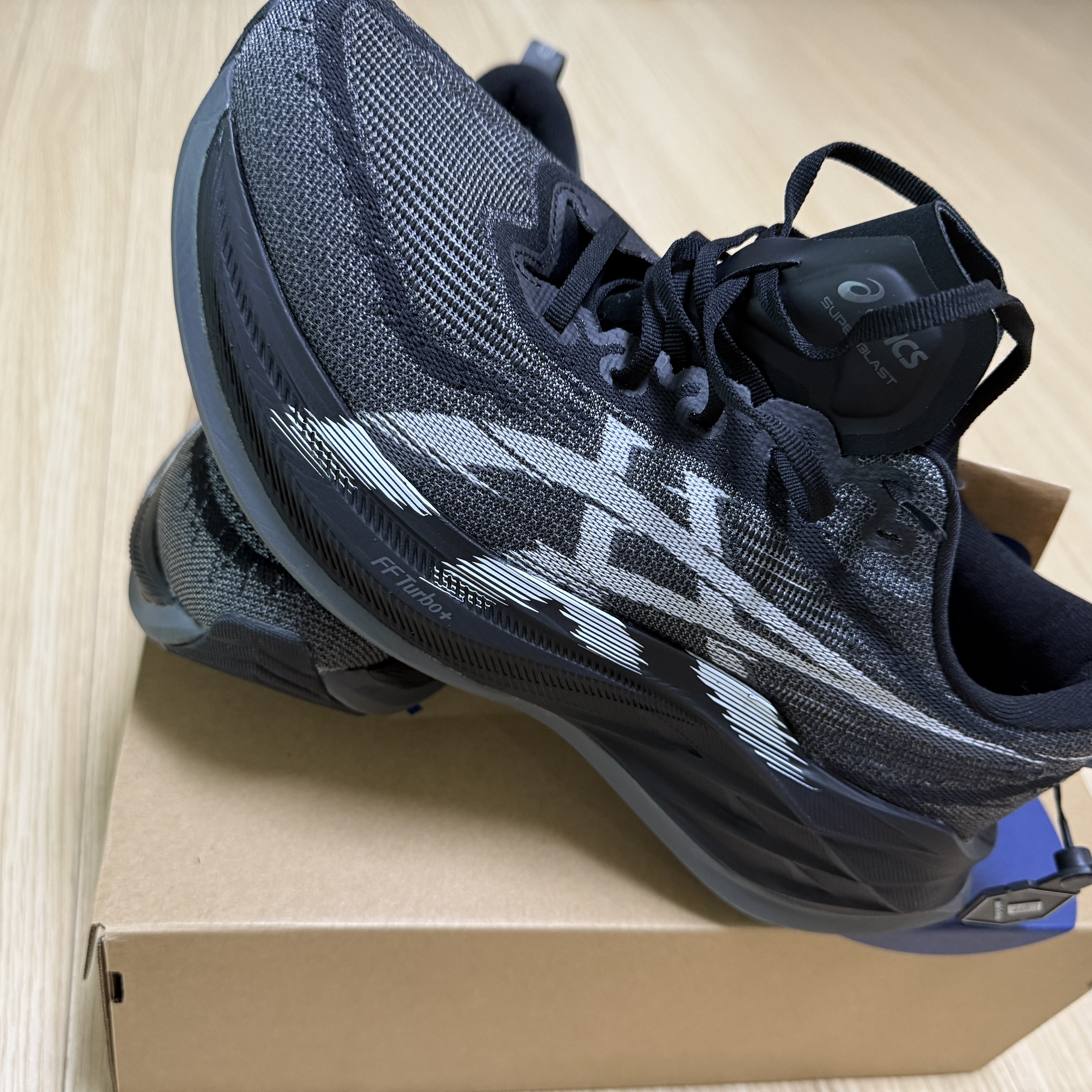 Asics Superblast 2 Black White 착용 스타일 - 5