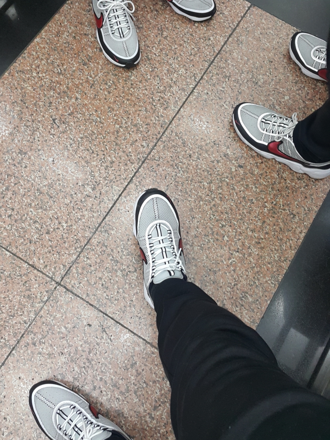 Nike Air Zoom Spiridon Metallic Silver and Sport Red 착용 스타일