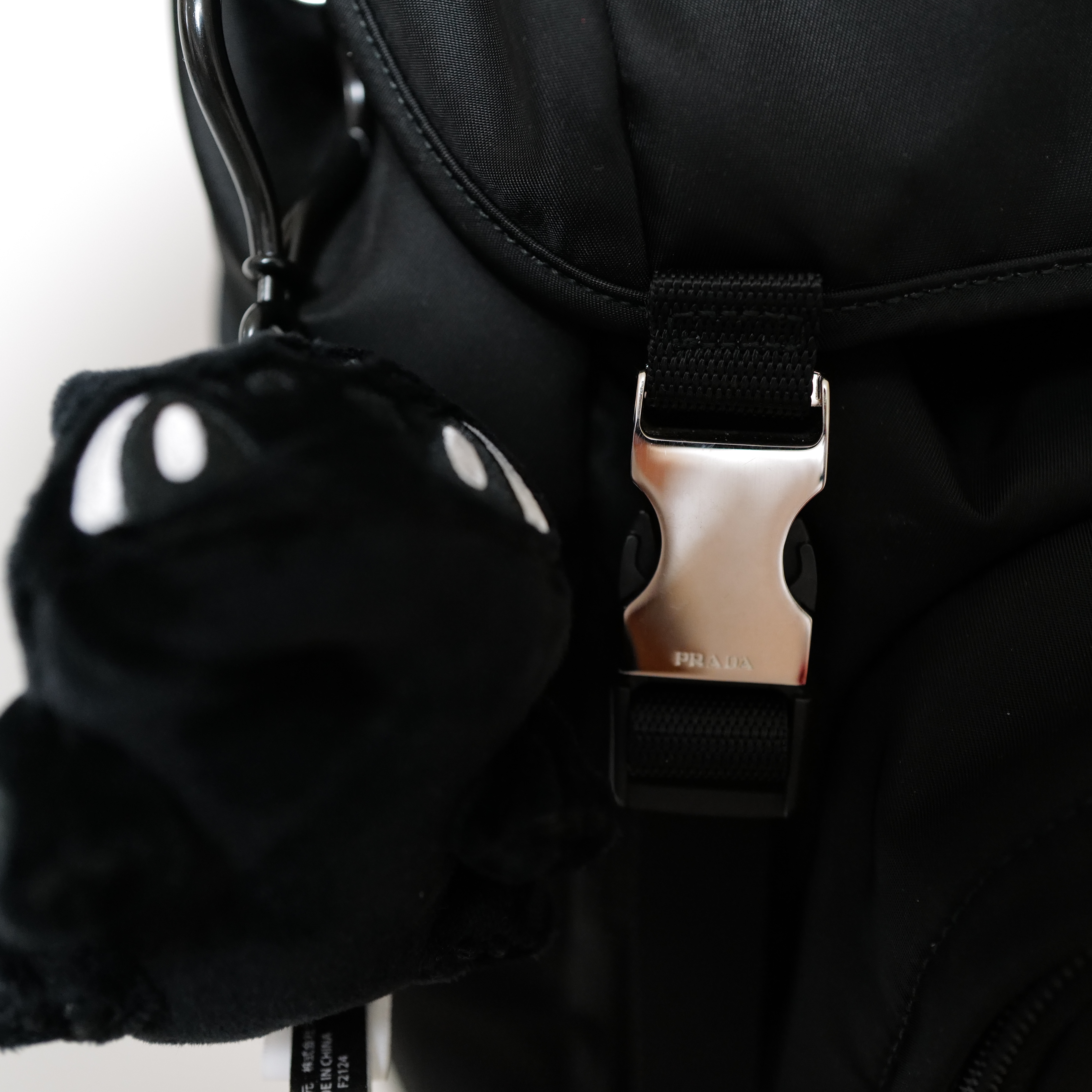 Fragment x Pokemon INN Thunderbolt Project TBP Mascot Key Ring Fushigidane Black, Prada Re-Nylon and Saffiano Leather Backpack Black 착용 스타일 - 1