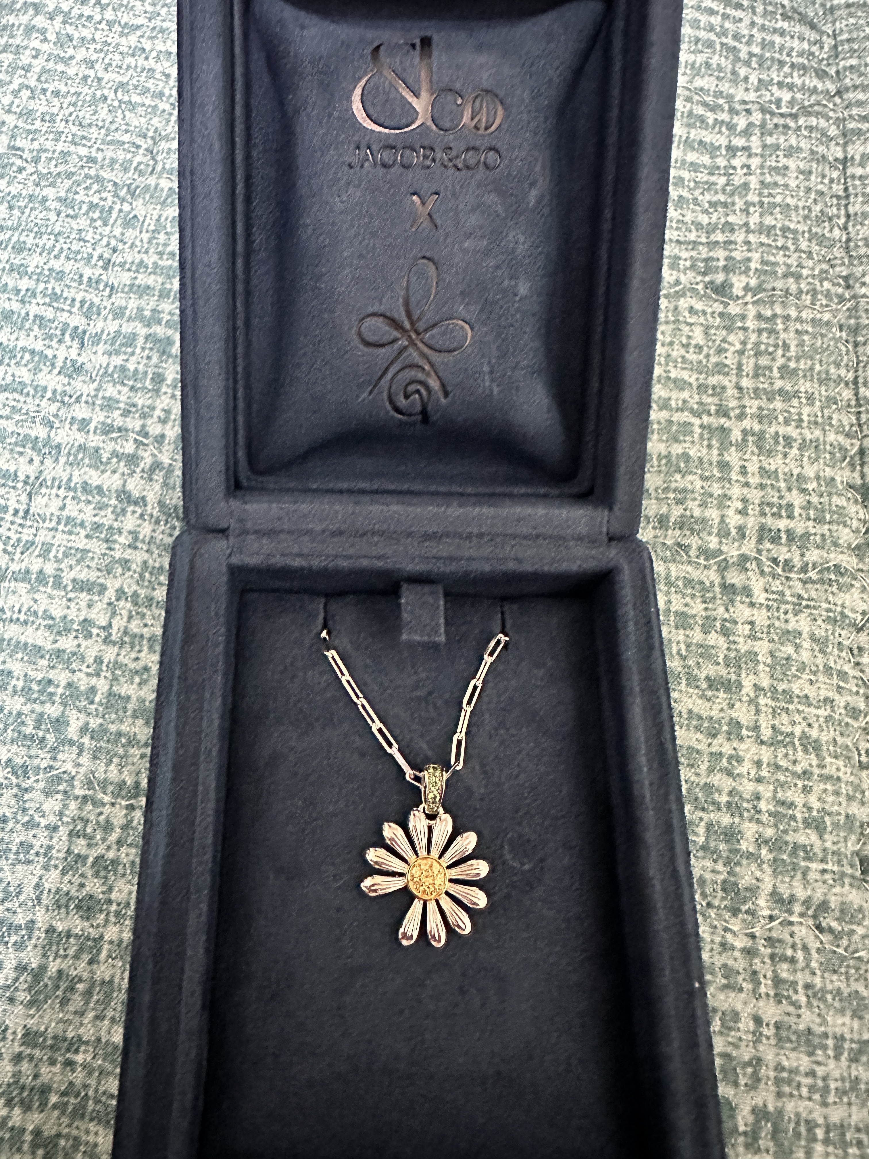 Jacob & Co x Peaceminusone Pendant Sterling Silver & Yellow Gold, Jordan 4 Retro OG White Cement 2025 착용 스타일 - 1