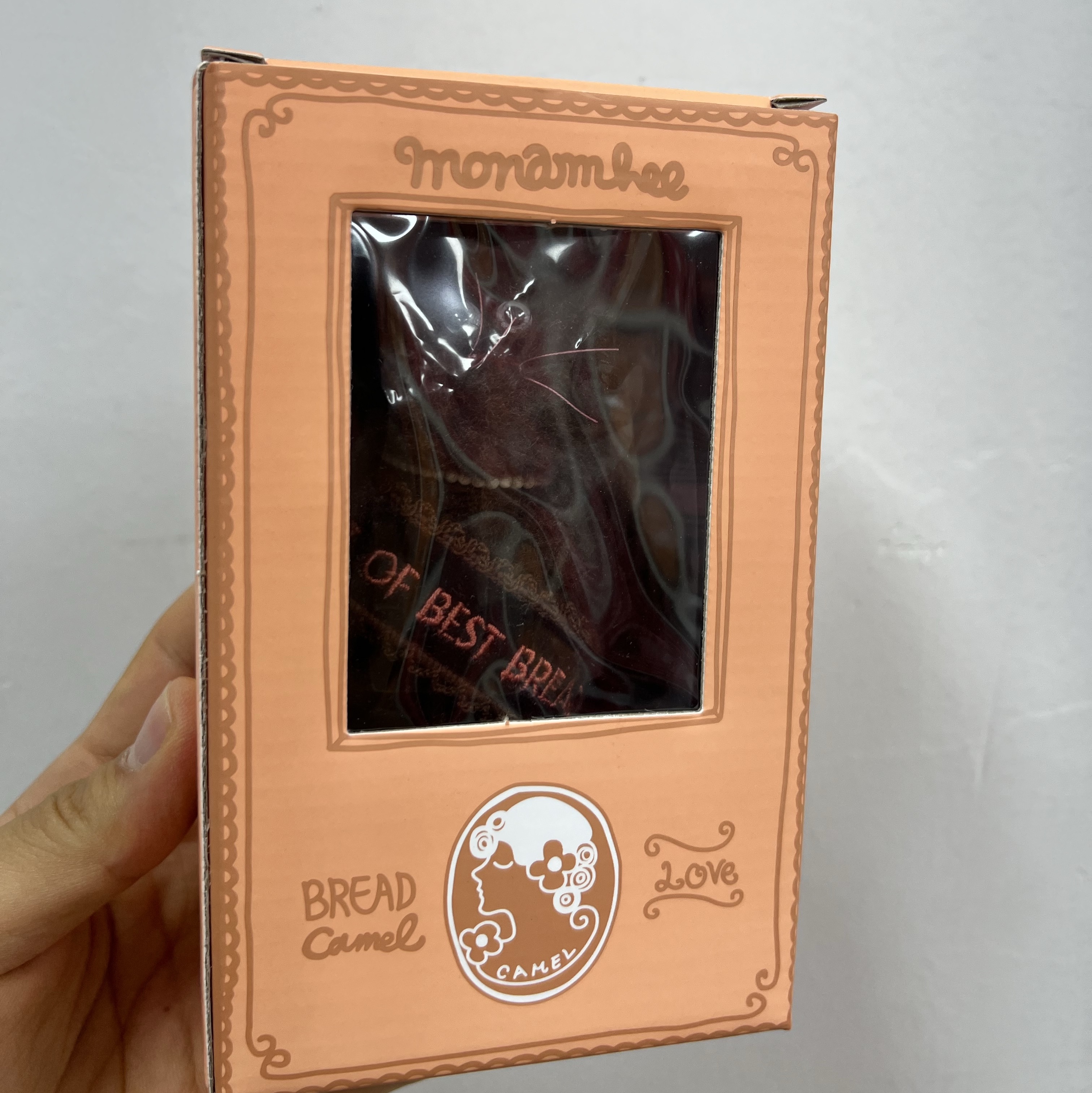 Monamhee x Camel Bread Cameo Edition Keyring Brown 착용 스타일