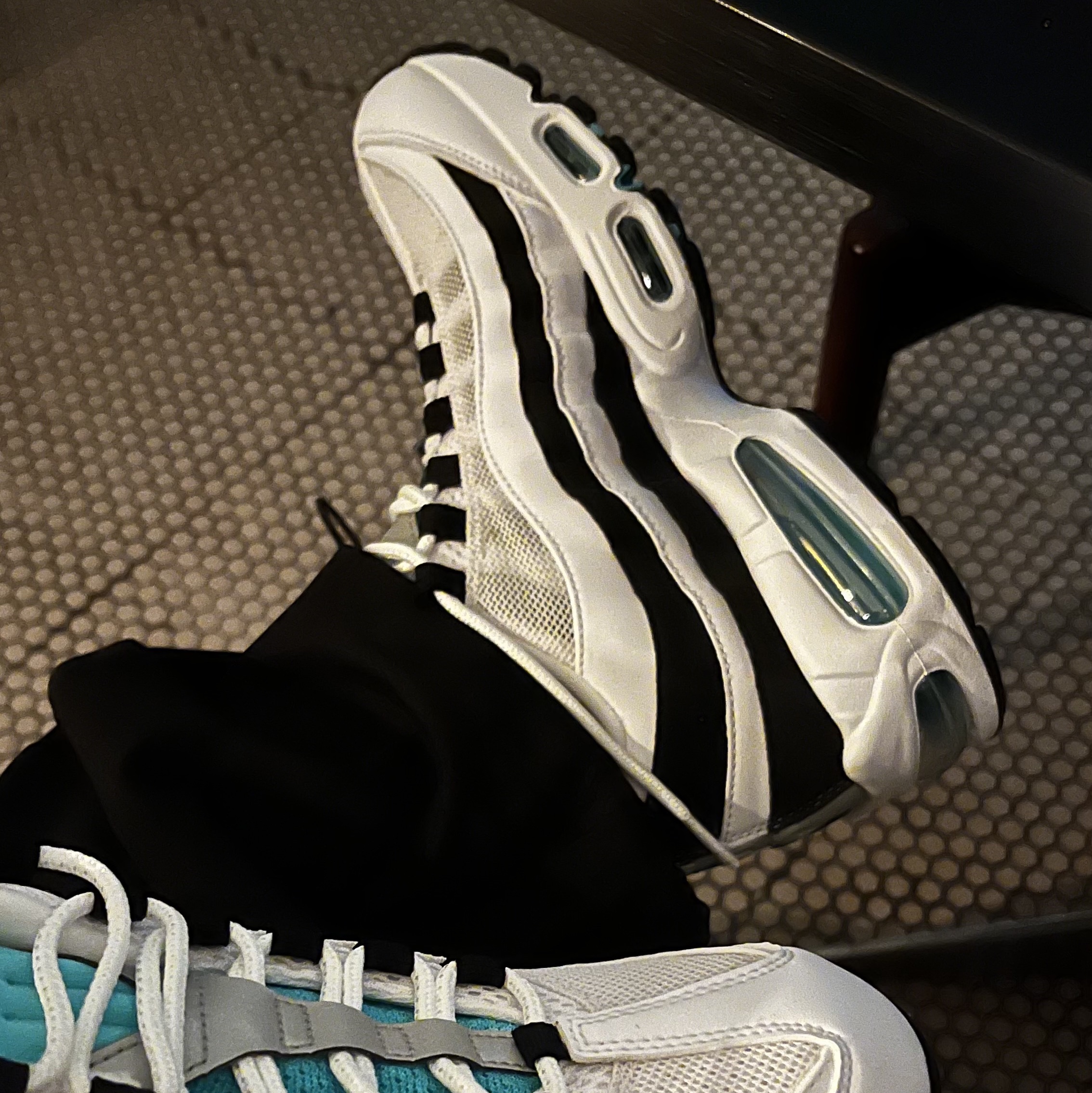 Nike Air Max 95 OG White and Black 착용 스타일 - 3
