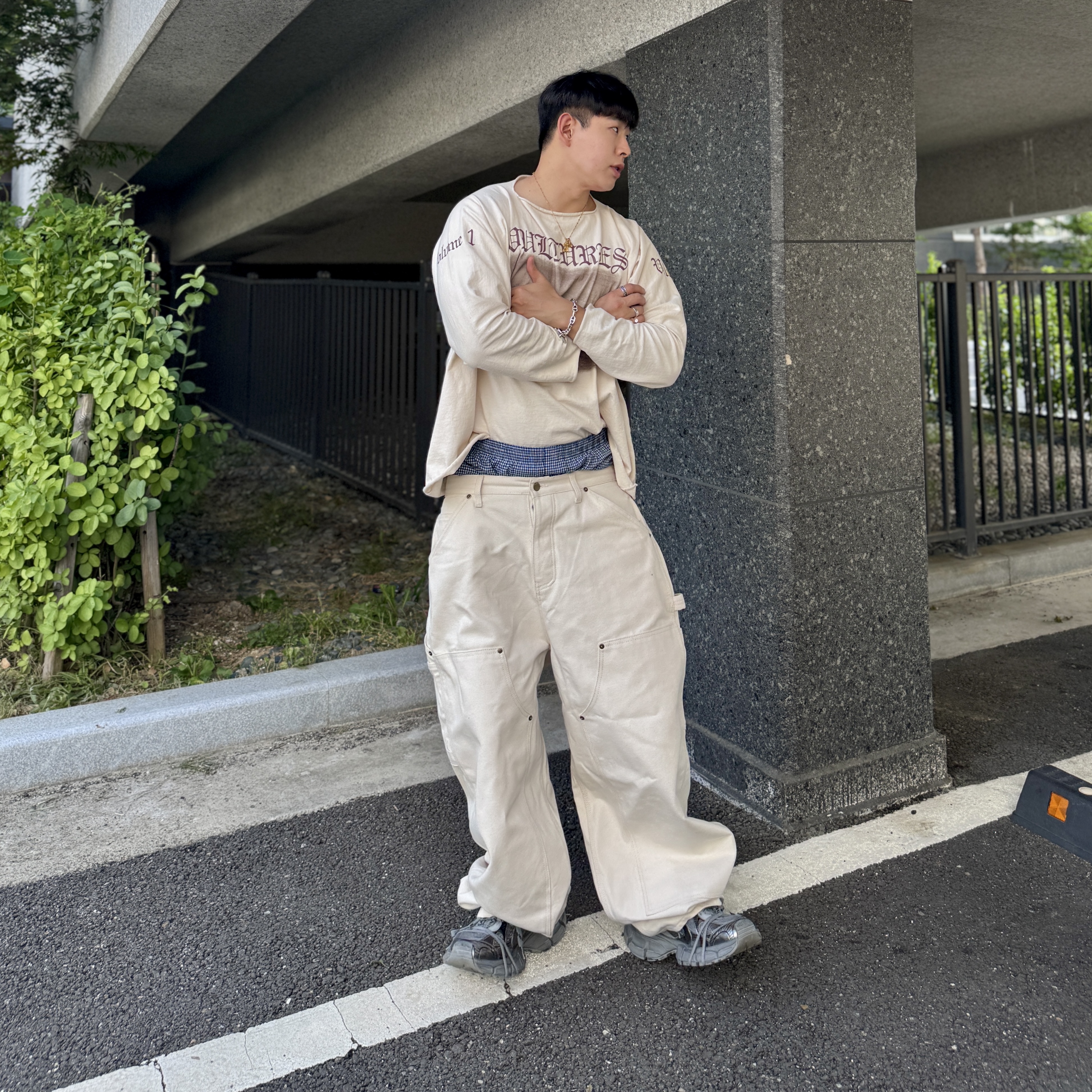 Balenciaga 3XL Sneakers Grey Black, Yeezy Vultures 2 Long T-Shirt White 착용 스타일 - 3
