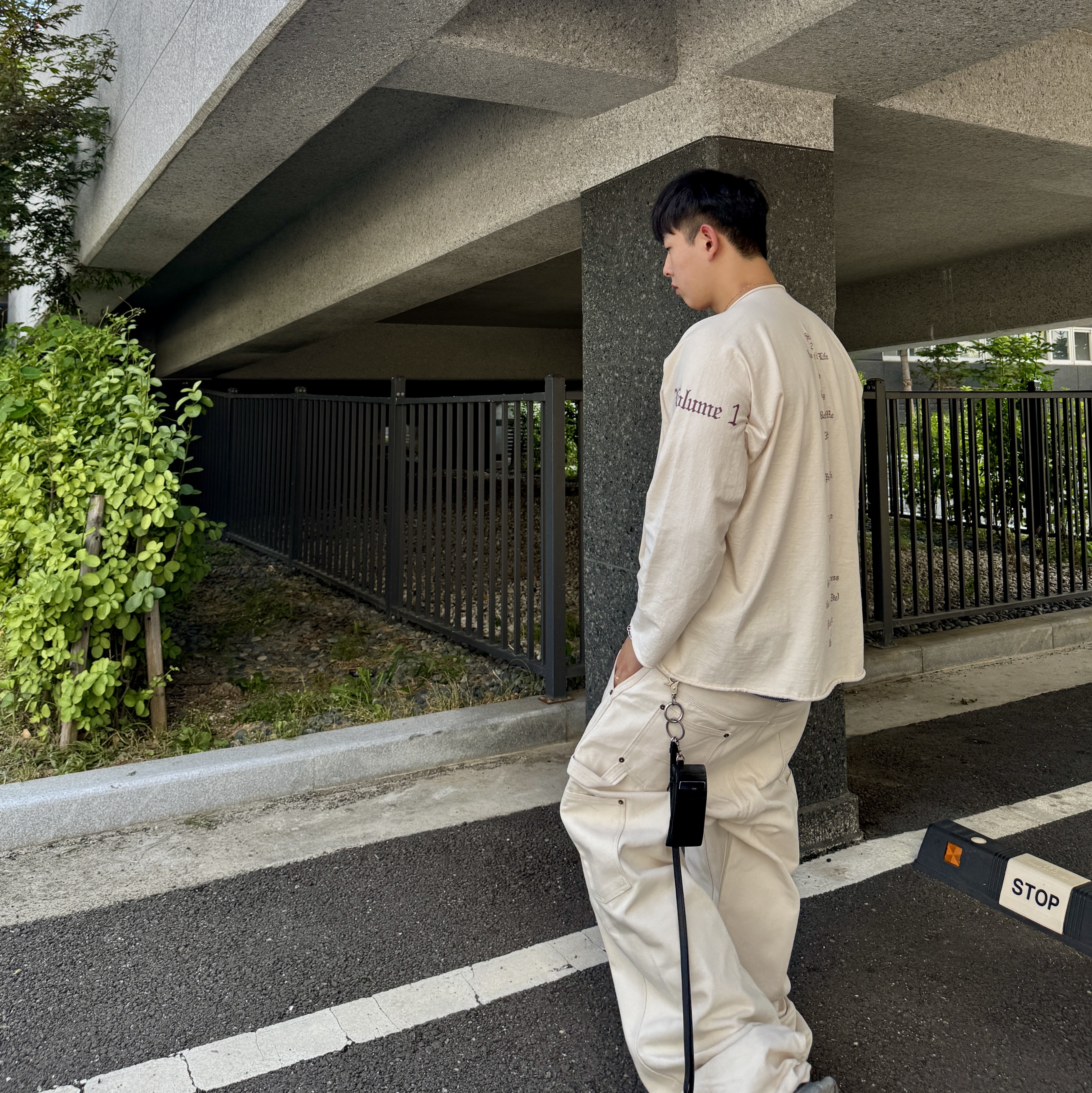Balenciaga 3XL Sneakers Grey Black, Yeezy Vultures 2 Long T-Shirt White 착용 스타일 - 2
