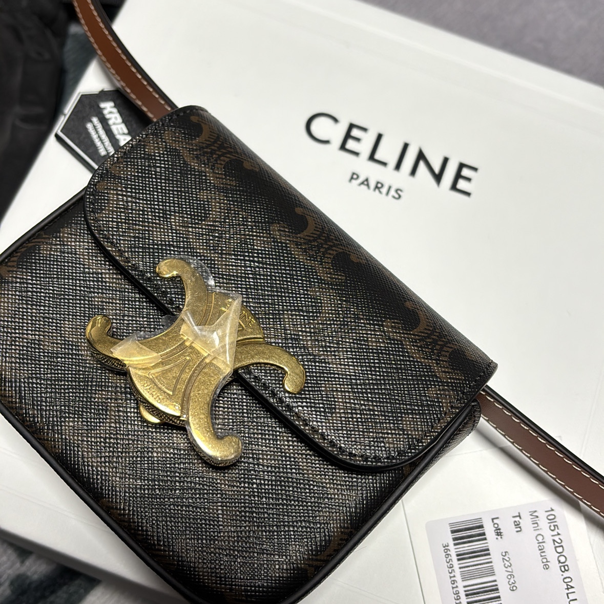 Celine Mini Claude in Triomphe Canvas Calfskin Tan 착용 스타일