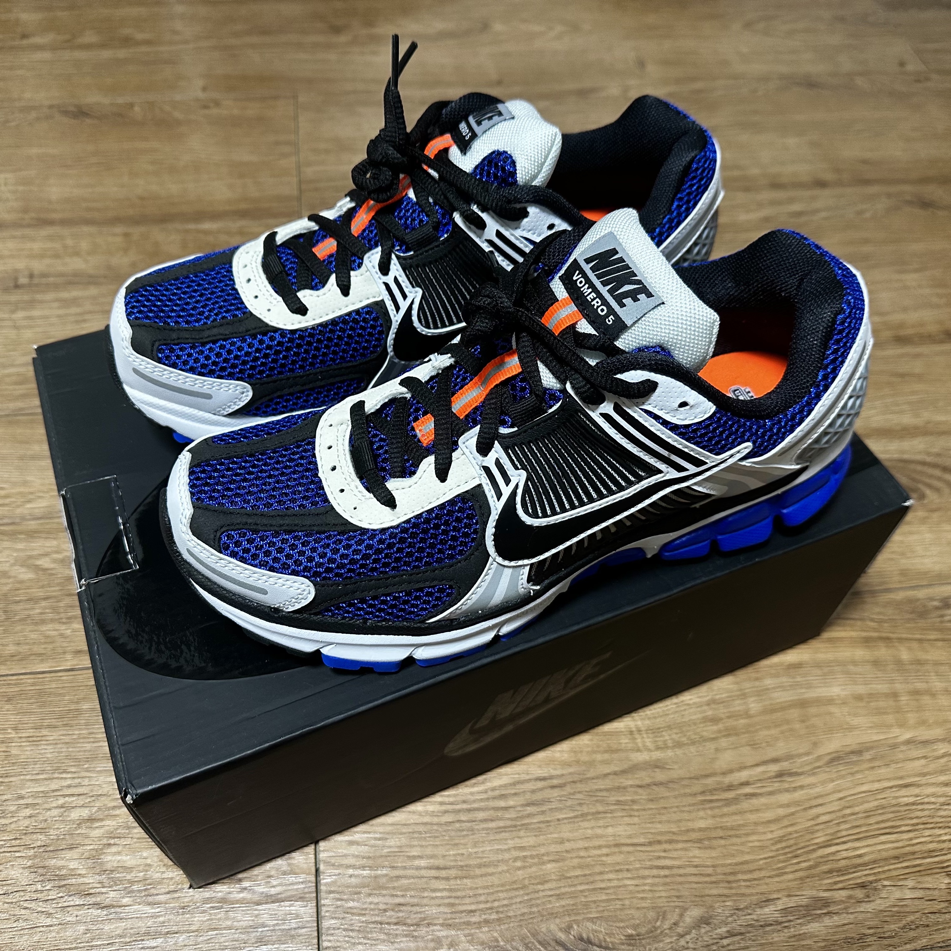 Nike Zoom Vomero 5 White Racer Blue Black 착용 스타일 - 1