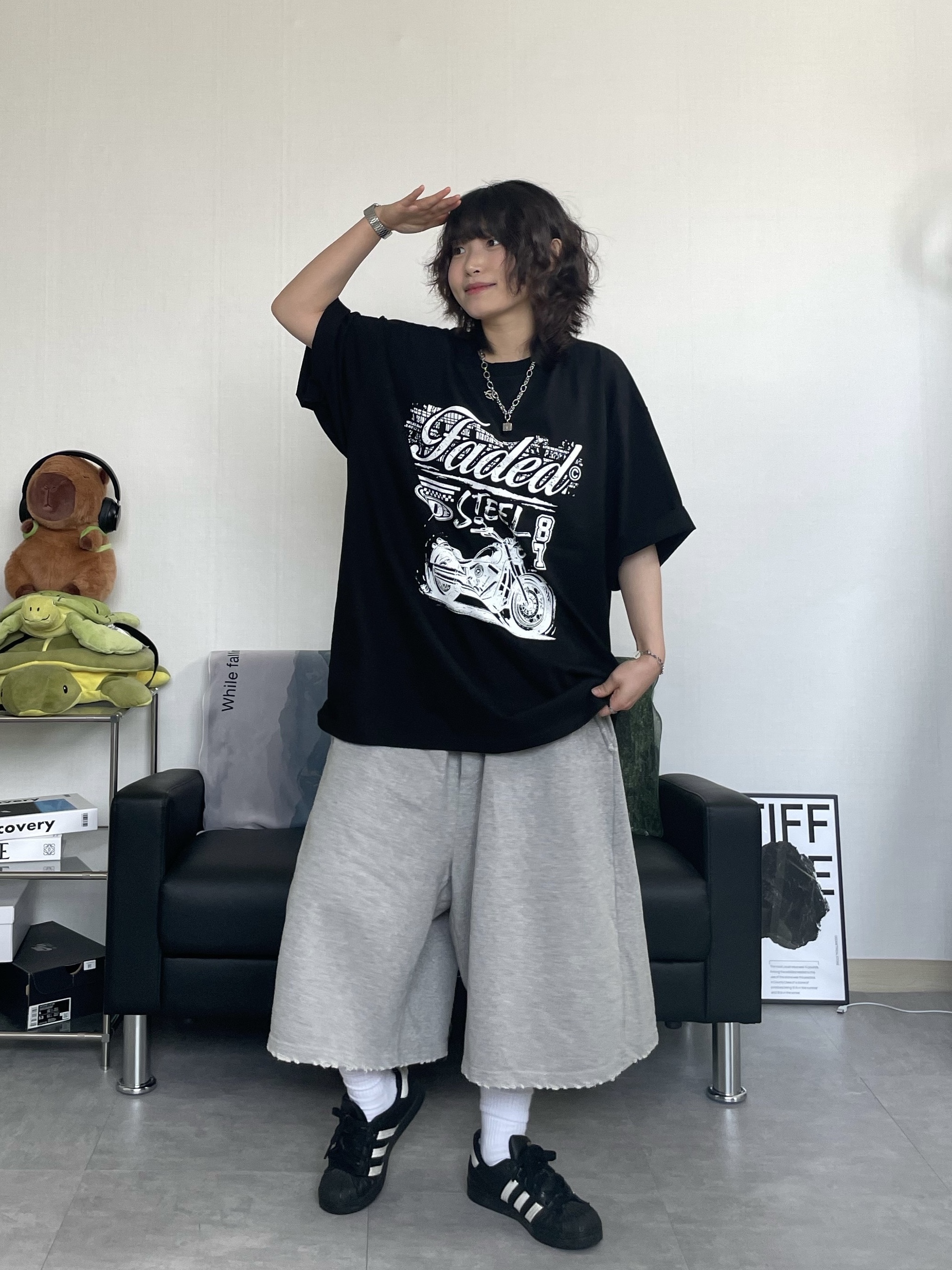 Adidas Superstar Core Black White 착용 스타일 - 1