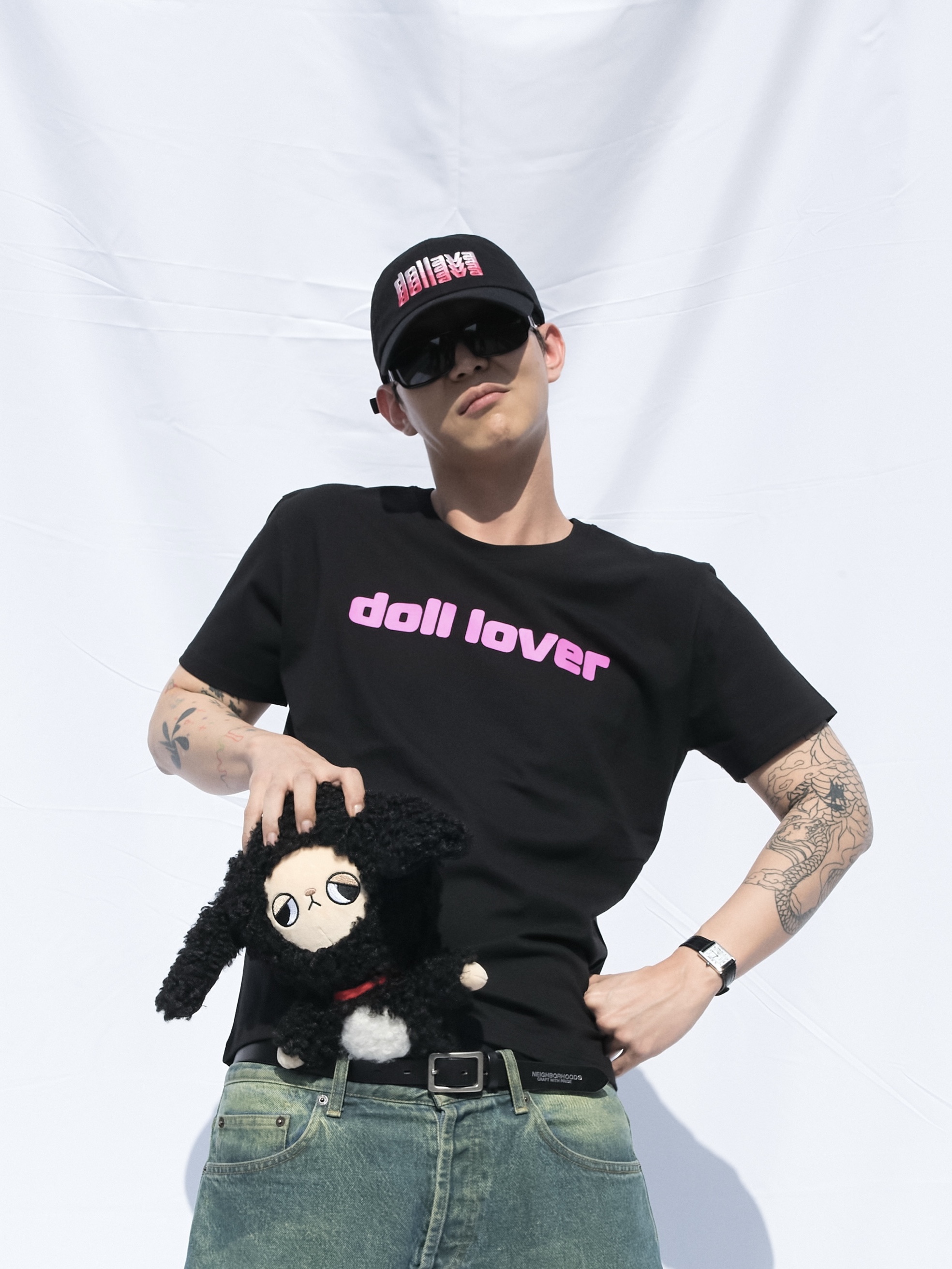 Dollava Gradation Cap Black, Dollava Doll Lover T-Shirt Black 착용 스타일