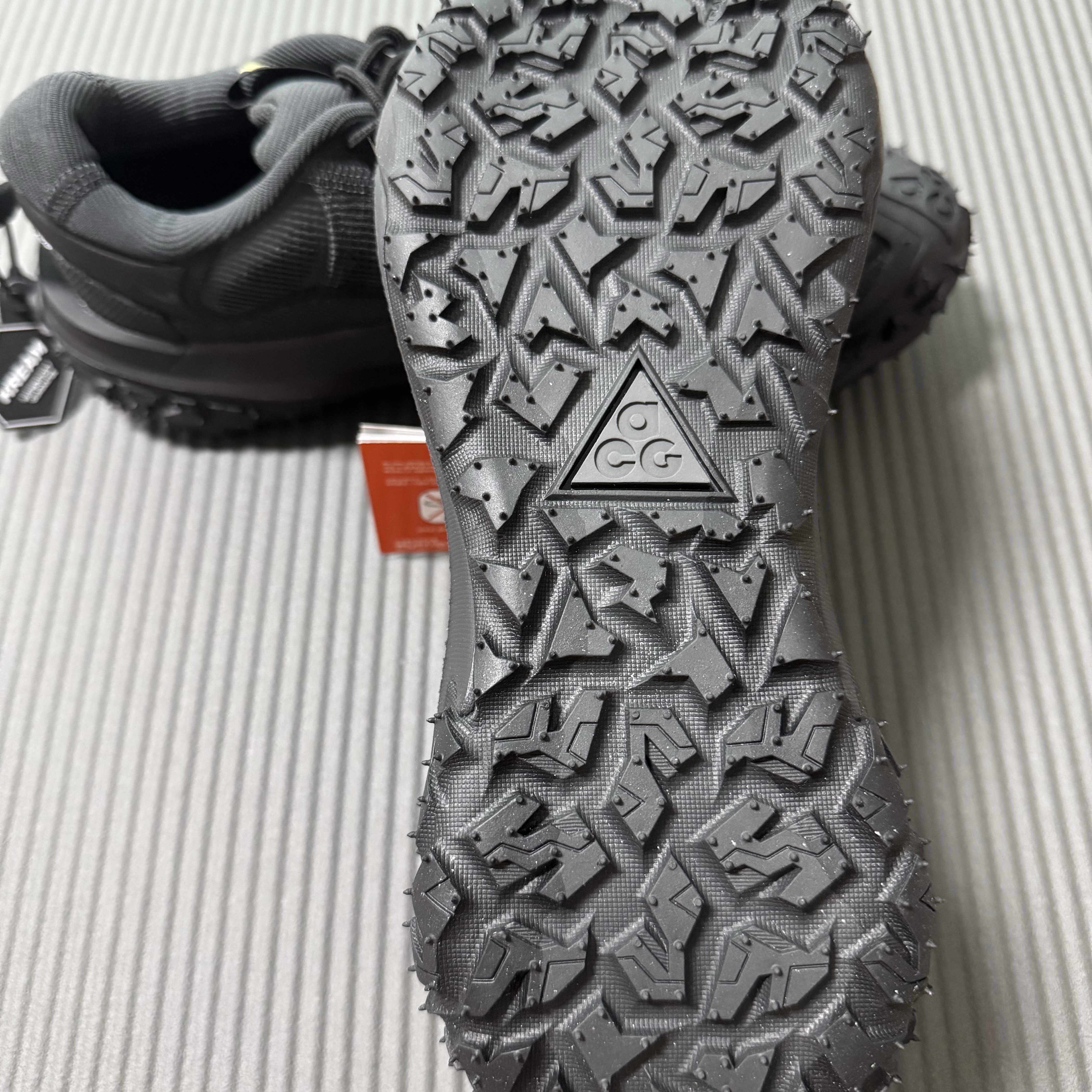 Nike ACG Mountain Fly 2 Low Gore-Tex Black and Dark Smoke Grey 착용 스타일 - 6