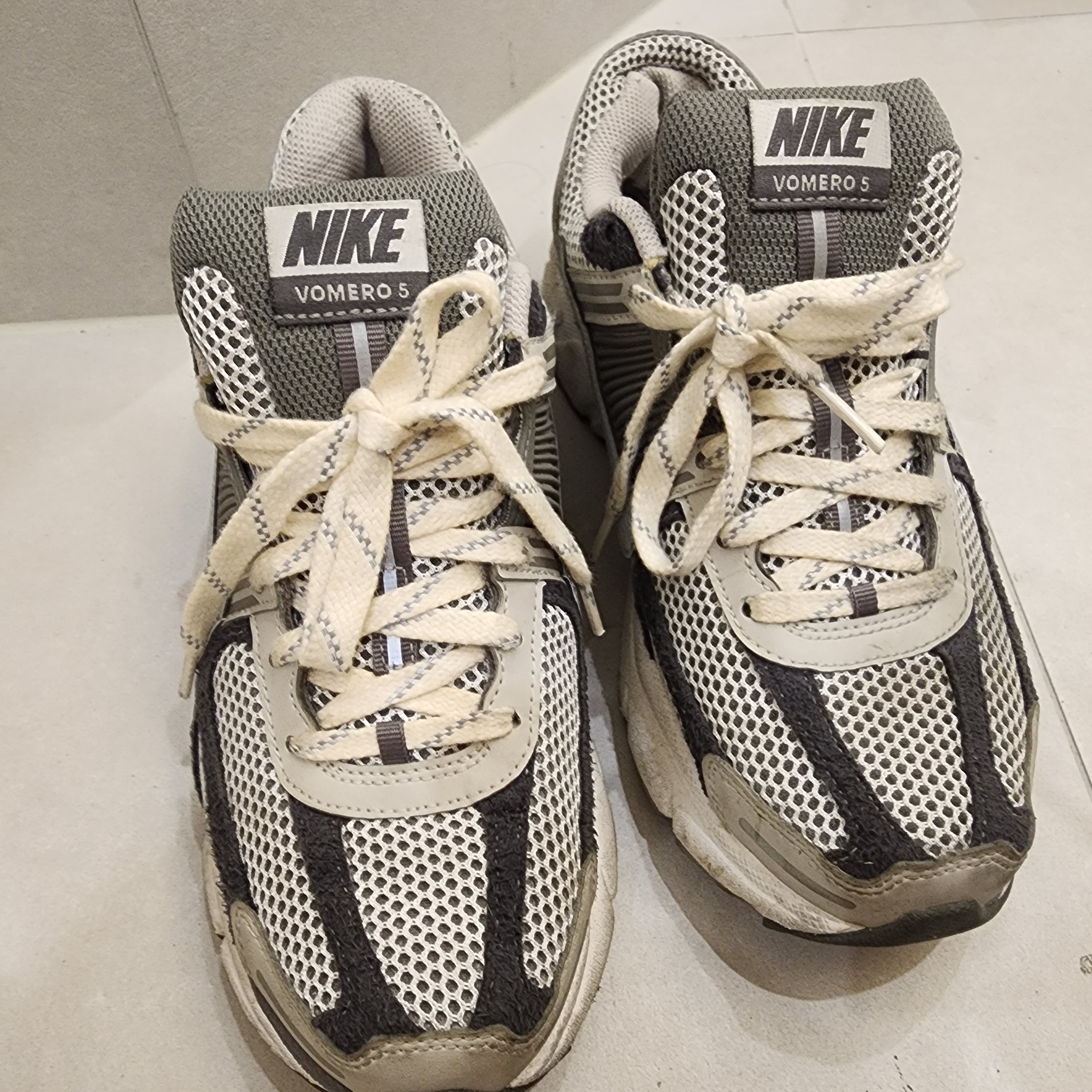 Nike Zoom Vomero 5 PRM Light Iron Ore and Flat Fewter 착용 스타일