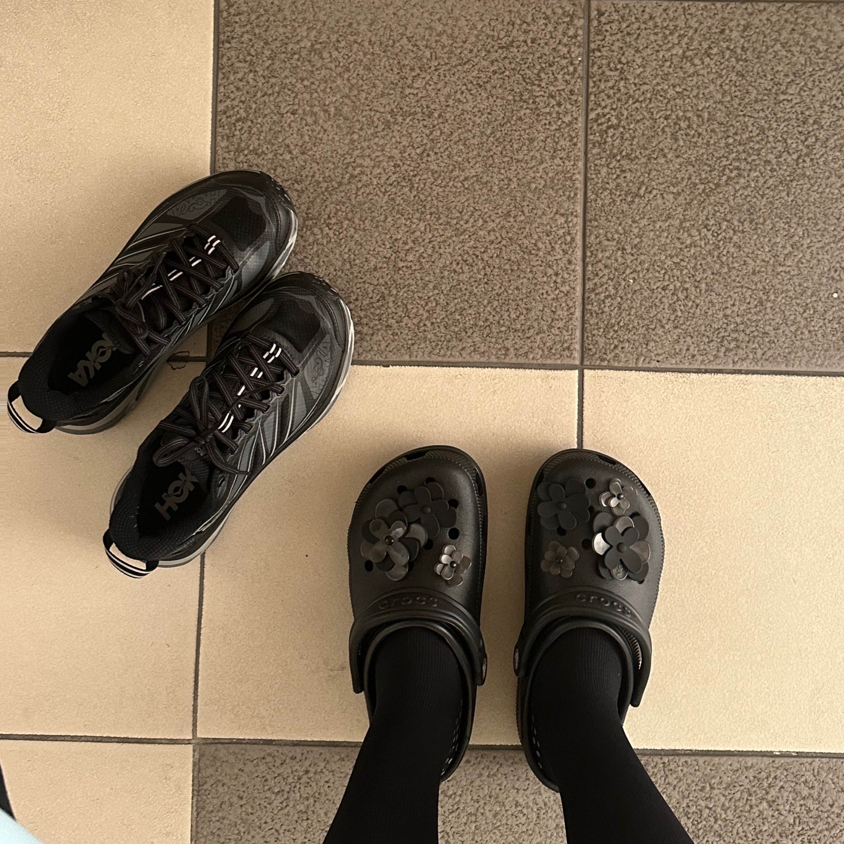 (W) Crocs x Mardi Mercredi Classic Clog Black Black Flower, Hoka Mafate Speed 2 Black Castlerock 착용 스타일 - 2