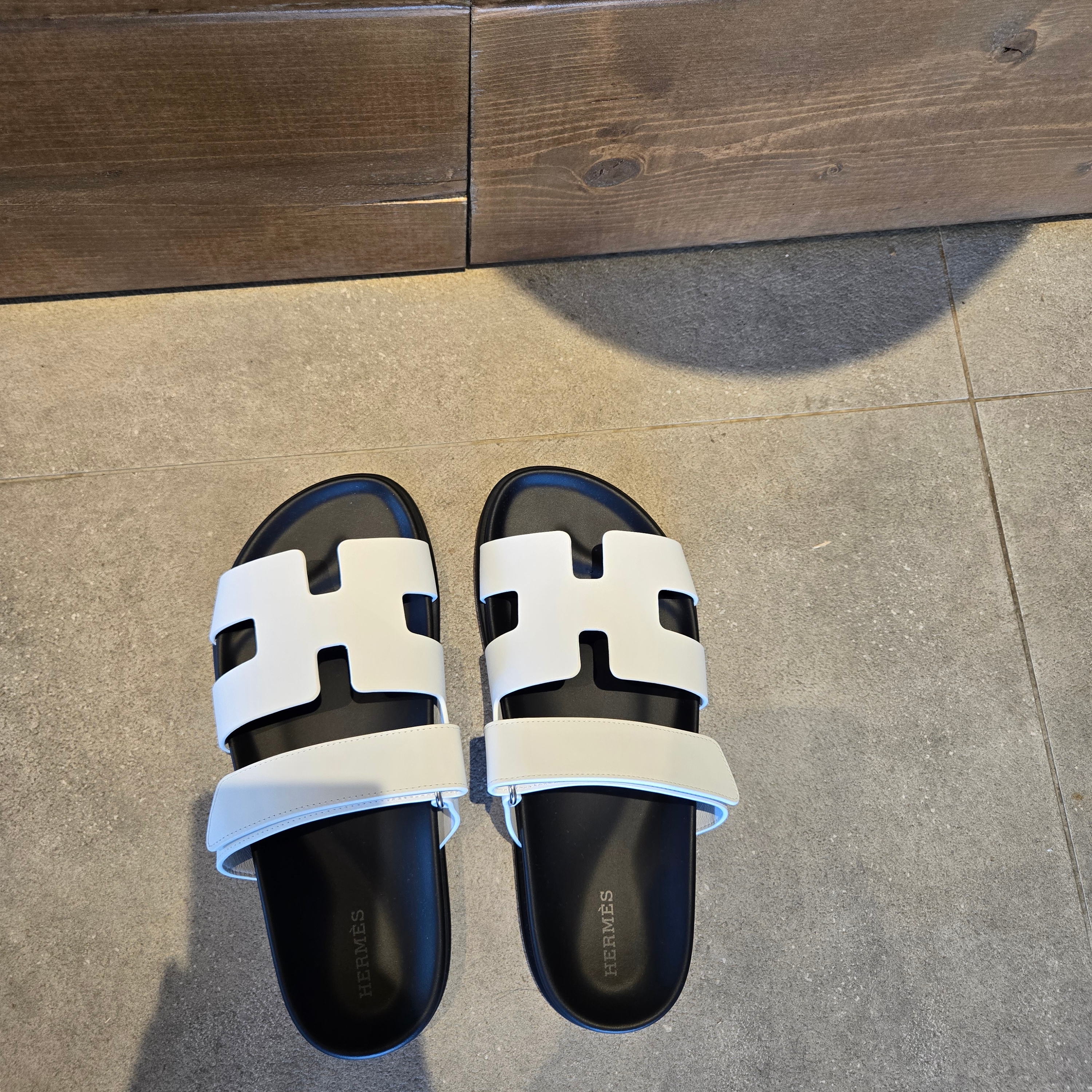 (W) Hermes Chypre Sandal Calfskin & Blanc 착용 스타일 - 2