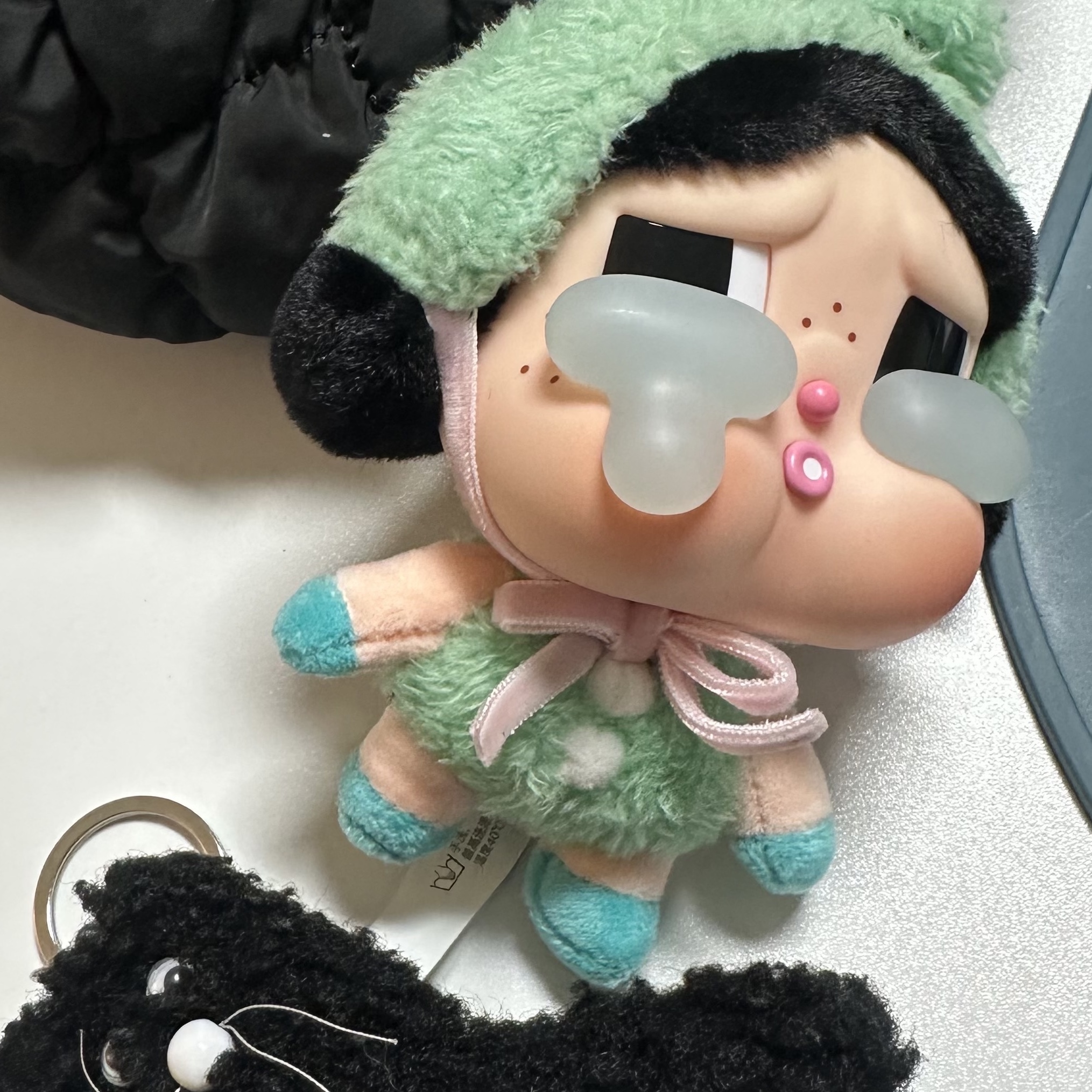 Pop Mart Crybaby Crying Again Series Plush Keyring Sealed Case (1 Blind Box), Monamhee x 10 Corso Como Bianco Keyring Black 착용 스타일 - 2